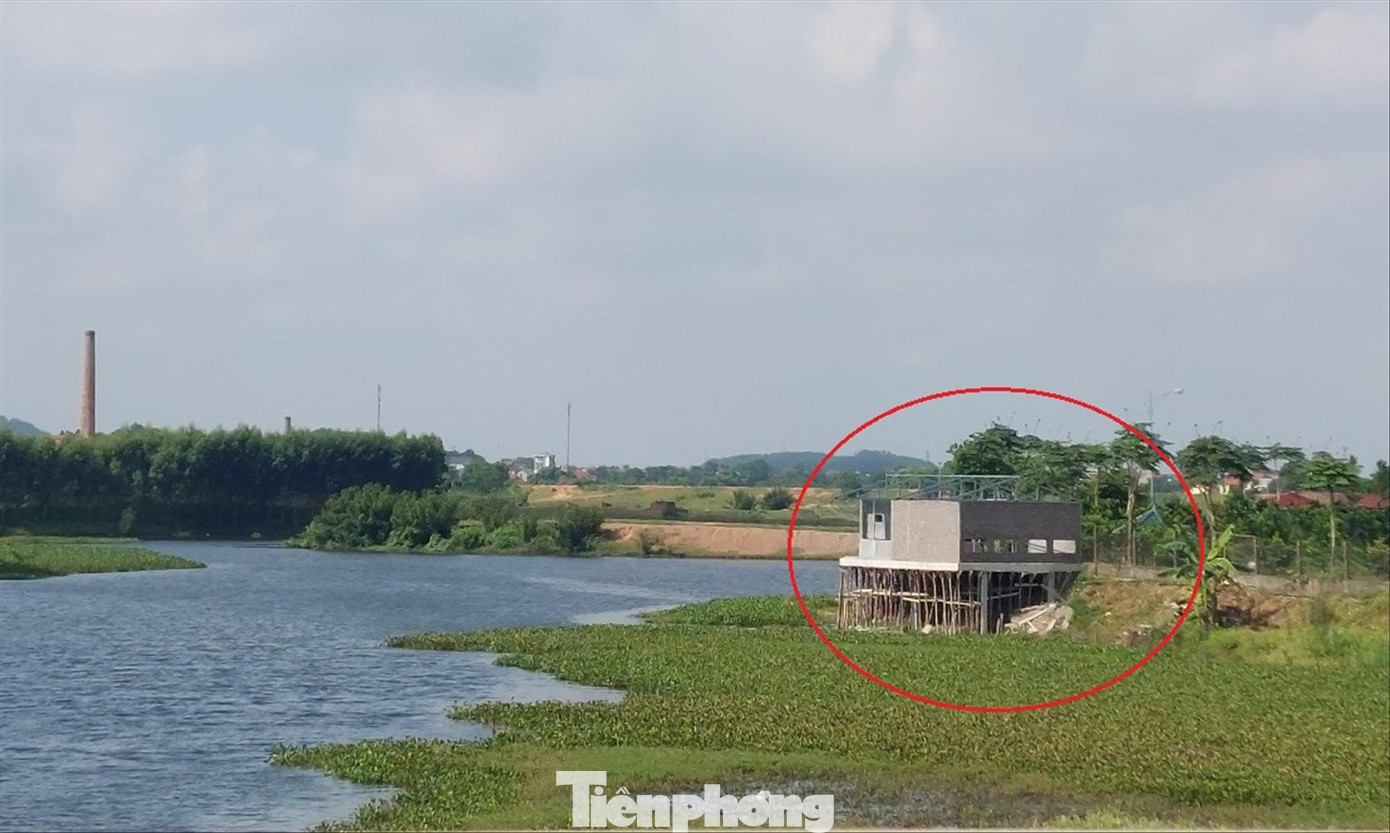 Trong ảnh là công trình có dấu hiệu lấn chiếm mới nhất của gia đình ông Sơn với mục đích như ông Sơn nói là để câu cá, uống cà phê và hút thuốc. “Vợ tôi trước làm ở công ty nước, giờ về làm trang trại. Trang trại được tỉnh Bắc Giang quyết định phê duyệt dự án. Hiện trang trại chưa hình thành tài sản nên tôi chưa kê khai”, ông Sơn nói.