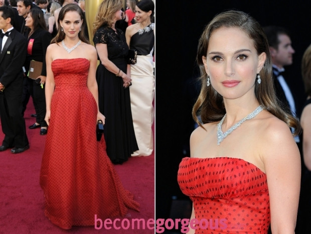 Milla Jovovich tham dự Oscar năm nay với chiếc đầm trắng lộng lẫy, quyến rũ lệch vai của Elie Saab Natalie Portman ấn tượng trong chiếc đầm đỏ chấm bi, mang phong cách cổ điển của Dior Couture. Gwyneth Paltrow đem đến một ấn tượng lạ trong lễ trao giải Oscar năm 2012, bộ đầm và chiếc áo choàng dài tới gót, màu trắng của Tom Ford. Nữ diên viên Sandra Bullock trong thiết kế của Marchesa sự hòa quyện tinh tế của hai màu đen và trắng. Sự tinh tế trên mảng thêu họa tiết tinh sảo là điểm nhấn cho chiếc đầm quyến rũ này. Emma Stone bồng bềnh quyến rũ trong chiếc đầm dài màu hồng đỏ của Giambattista Valli. Vẻ kín đáo Rooney Mara gợi cảm trong chiếc đầm trắng tinh khôi của Couture Givenchy, gợi cảm với đường khoét sâu trước ngực, và chân váy xòe mềm mại. Cameron Diaz duyên dáng trên thảm đỏ lễ trao giải Oscar năm 2012, trong một chiếc đầm Gucci tuyệt đẹp. Penelope Cruz quyến rũ trong chiếc đầm trễ vai của Armani. Nét đẹp sang trọng mang hơi hướng của vẻ cổ điển. Milla Jovovich tham dự Oscar năm nay với chiếc đầm trắng lộng lẫy, quyến rũ lệch vai của Elie Saab Natalie Portman ấn tượng trong chiếc đầm đỏ chấm bi, mang phong cách cổ điển của Dior Couture. Gwyneth Paltrow đem đến một ấn tượng lạ trong lễ trao giải Oscar năm 2012, bộ đầm và chiếc áo choàng dài tới gót, màu trắng của Tom Ford. Nữ diên viên Sandra Bullock trong thiết kế của Marchesa sự hòa quyện tinh tế của hai màu đen và trắng. Sự tinh tế trên mảng thêu họa tiết tinh sảo là điểm nhấn cho chiếc đầm quyến rũ này. Emma Stone bồng bềnh quyến rũ trong chiếc đầm dài màu hồng đỏ của Giambattista Valli. Vẻ kín đáo Rooney Mara gợi cảm trong chiếc đầm trắng tinh khôi của Couture Givenchy, gợi cảm với đường khoét sâu trước ngực, và chân váy xòe mềm mại. Cameron Diaz duyên dáng trên thảm đỏ lễ trao giải Oscar năm 2012, trong một chiếc đầm Gucci tuyệt đẹp. Penelope Cruz quyến rũ trong chiếc đầm trễ vai của Armani. Nét đẹp sang trọng mang hơi hướng của vẻ cổ điển.