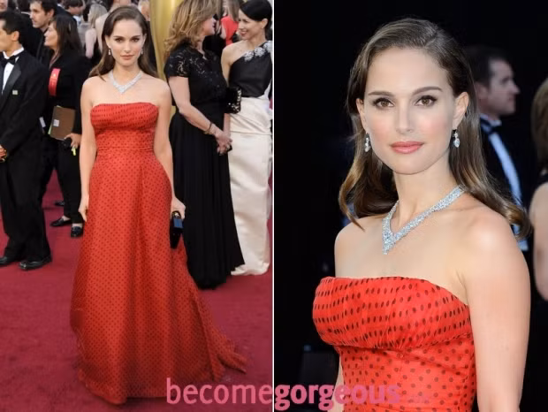 Milla Jovovich tham dự Oscar năm nay với chiếc đầm trắng lộng lẫy, quyến rũ lệch vai của Elie Saab Natalie Portman ấn tượng trong chiếc đầm đỏ chấm bi, mang phong cách cổ điển của Dior Couture. Gwyneth Paltrow đem đến một ấn tượng lạ trong lễ trao giải Oscar năm 2012, bộ đầm và chiếc áo choàng dài tới gót, màu trắng của Tom Ford. Nữ diên viên Sandra Bullock trong thiết kế của Marchesa sự hòa quyện tinh tế của hai màu đen và trắng. Sự tinh tế trên mảng thêu họa tiết tinh sảo là điểm nhấn cho chiếc đầm quyến rũ này. Emma Stone bồng bềnh quyến rũ trong chiếc đầm dài màu hồng đỏ của Giambattista Valli. Vẻ kín đáo Rooney Mara gợi cảm trong chiếc đầm trắng tinh khôi của Couture Givenchy, gợi cảm với đường khoét sâu trước ngực, và chân váy xòe mềm mại. Cameron Diaz duyên dáng trên thảm đỏ lễ trao giải Oscar năm 2012, trong một chiếc đầm Gucci tuyệt đẹp. Penelope Cruz quyến rũ trong chiếc đầm trễ vai của Armani. Nét đẹp sang trọng mang hơi hướng của vẻ cổ điển.