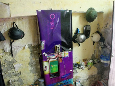 Những mảng tường tróc vữa và xuống cấp của một khu trọ sinh viên. Những mảng tường tróc vữa và xuống cấp của một khu trọ sinh viên.