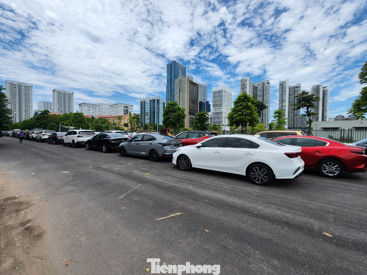 Bãi tập kết ô tô của một showroom sau khi buộc phải di dời khỏi ô đất D34, Khu đô thị mới Cầu Giấy.