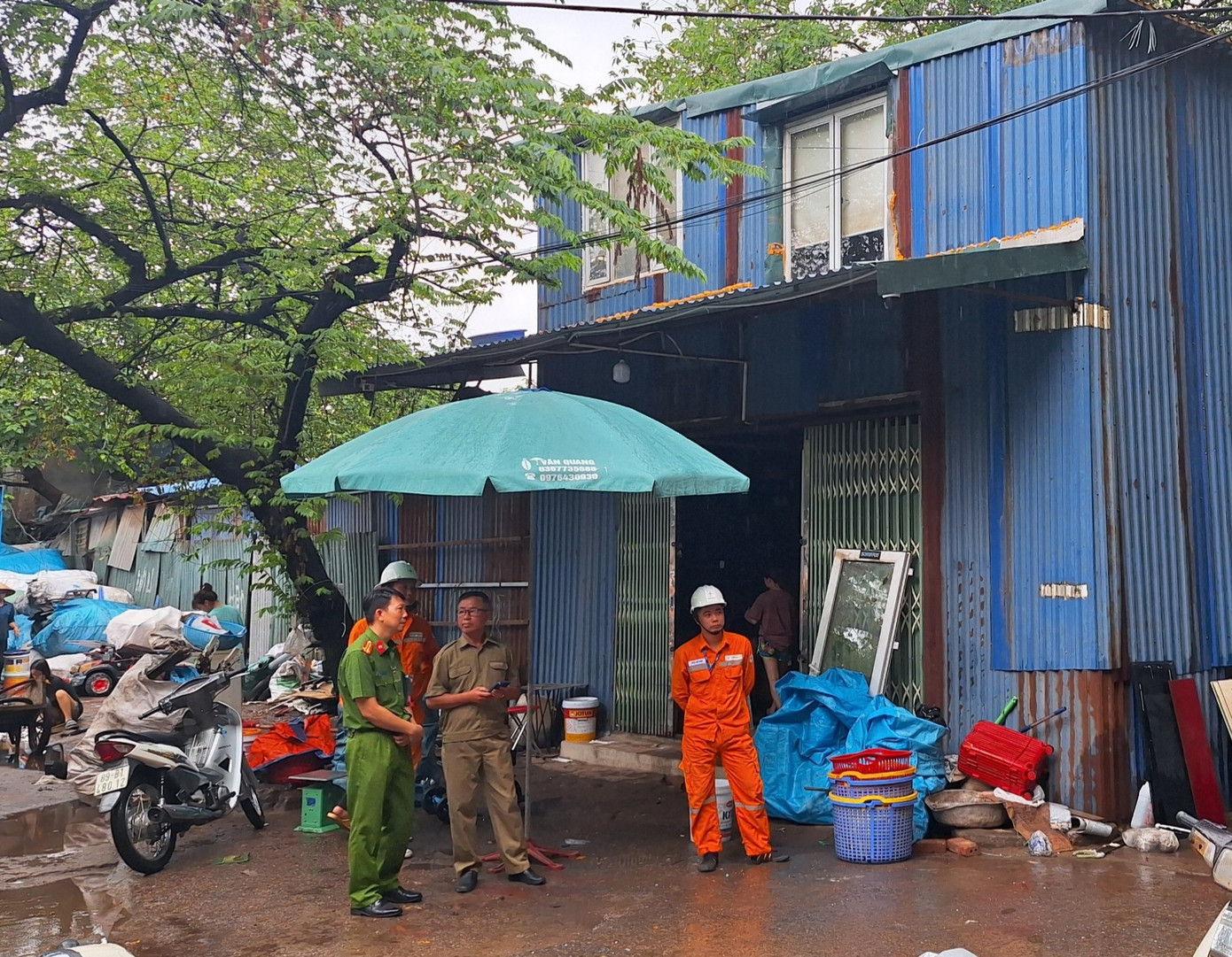 Cơ quan chức năng quận Cầu Giấy ngừng cấp điện đối với công trình vi phạm trật tự xây dựng tại ngõ 100 Trung Kính, phường Yên Hòa. Cơ quan chức năng quận Cầu Giấy ngừng cấp điện đối với công trình vi phạm trật tự xây dựng tại ngõ 100 Trung Kính, phường Yên Hòa.