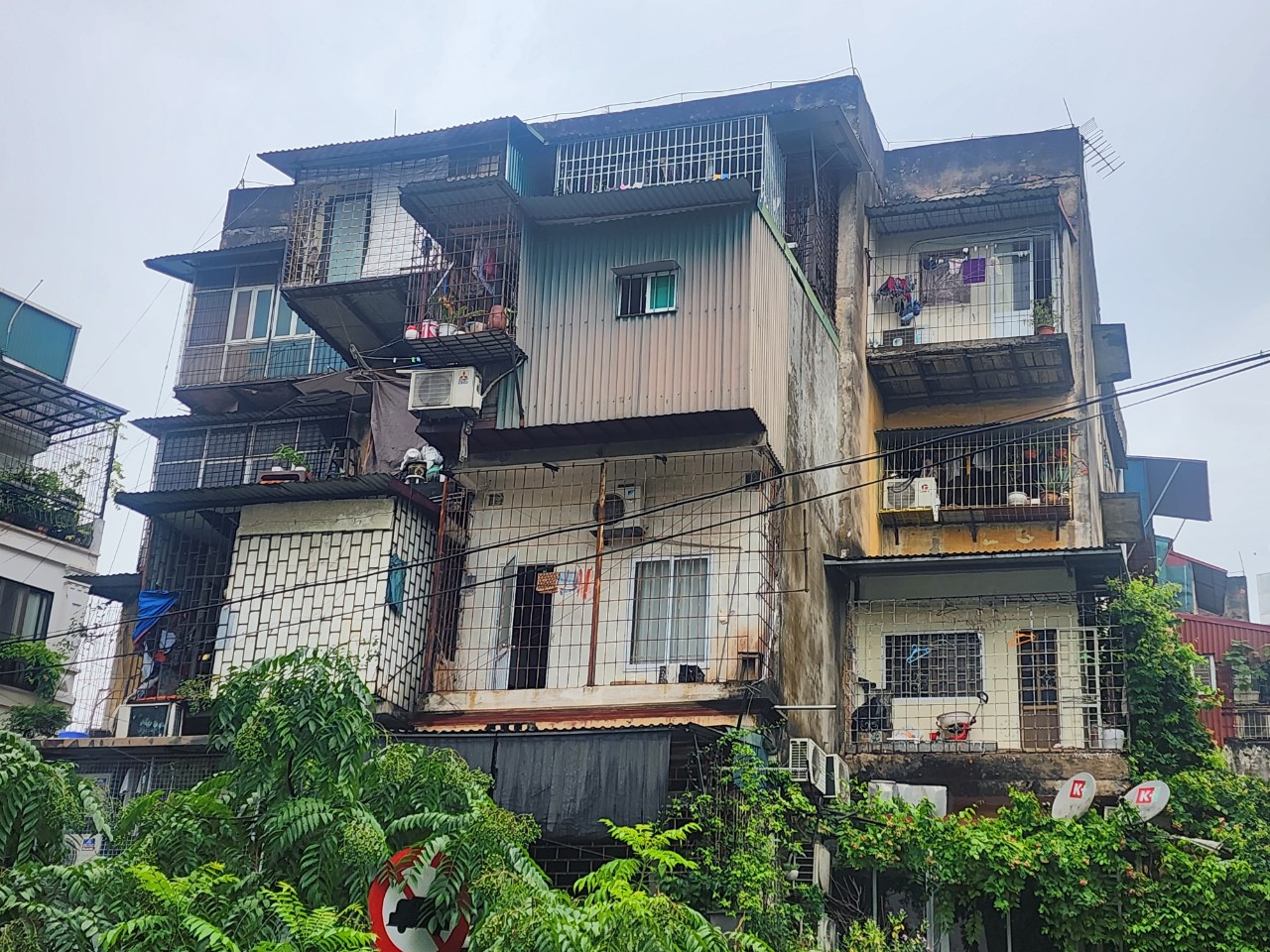 Một nhà tập thể cũ trên đường Nguyễn Ngọc Doãn có nhiều "chuồng cọp" đua ra Một nhà tập thể cũ trên đường Nguyễn Ngọc Doãn có nhiều "chuồng cọp" đua ra