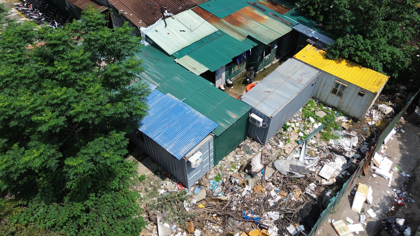 Theo UBND phường Yên Hòa, ô đất này chậm triển khai do liên quan đến việc bàn giao mặt bằng, thực hiện các nghĩa vụ tài chính của 3 đơn vị là: Công ty cổ phần đầu tư Xây dựng Dân dụng Hà Nội, Công ty cổ phần đầu tư và Xây dựng số 1 Hà Nội và Công ty cổ phần tư vấn và Giáo dục Toàn Cầu.