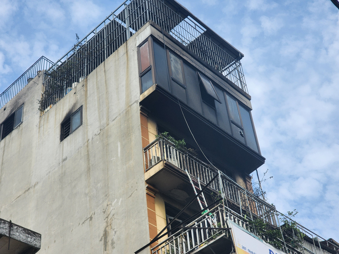 Hiện trường vụ cháy tại phường Định Công làm 4 người tử vong. Hiện trường vụ cháy tại phường Định Công làm 4 người tử vong.