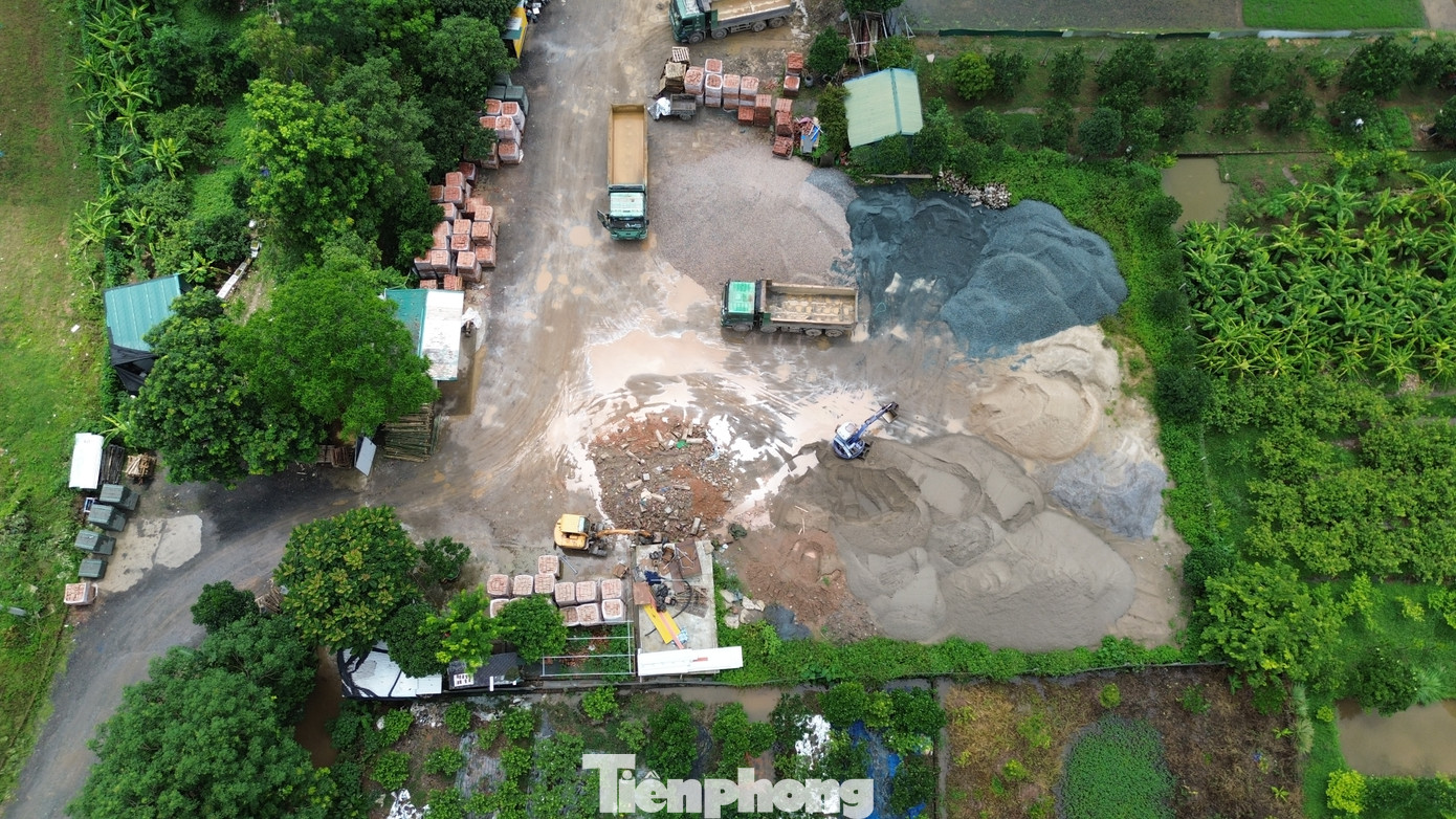 Các điểm san lấp đất nông nghiệp nằm ven đê thuộc khu vực thôn Yên Nội và hoạt động diễn ra suốt ngày đêm. Các điểm san lấp đất nông nghiệp nằm ven đê thuộc khu vực thôn Yên Nội và hoạt động diễn ra suốt ngày đêm.