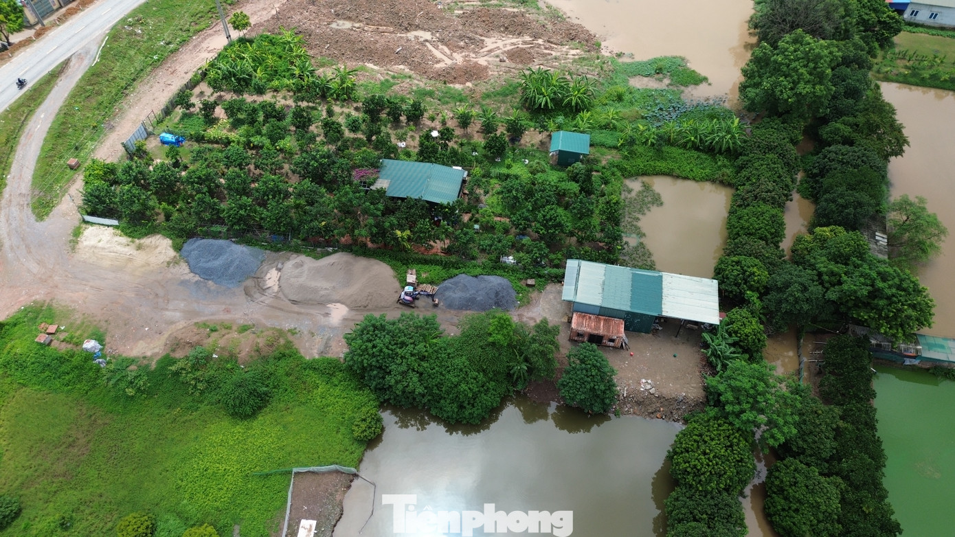 Được biết, cách đây ít lâu cơ quan chức năng huyện Quốc Oai đã bắt quả tang một đơn vị đổ trạc thải xây dựng trên đất nông nghiệp nên đã lập biên bản vi phạm hành chính. Đồng thời, đề nghị chính quyền địa phương phối hợp tăng cường giám sát, ngăn chặn tình trạng san lấp đất nông nghiệp. Tuy nhiên, chính quyền địa phương vẫn "làm ngơ" nên hiện tình trạng san lấp đất nông nghiệp tại đây vẫn diễn ra công khai. Do đó, dư luận cho rằng, cấp trên cần làm rõ trách nhiệm của chính quyền địa phương và công an phụ trách môi trường khi để xảy ra tình trạng này. Được biết, cách đây ít lâu cơ quan chức năng huyện Quốc Oai đã bắt quả tang một đơn vị đổ trạc thải xây dựng trên đất nông nghiệp nên đã lập biên bản vi phạm hành chính. Đồng thời, đề nghị chính quyền địa phương phối hợp tăng cường giám sát, ngăn chặn tình trạng san lấp đất nông nghiệp. Tuy nhiên, chính quyền địa phương vẫn "làm ngơ" nên hiện tình trạng san lấp đất nông nghiệp tại đây vẫn diễn ra công khai. Do đó, dư luận cho rằng, cấp trên cần làm rõ trách nhiệm của chính quyền địa phương và công an phụ trách môi trường khi để xảy ra tình trạng này.