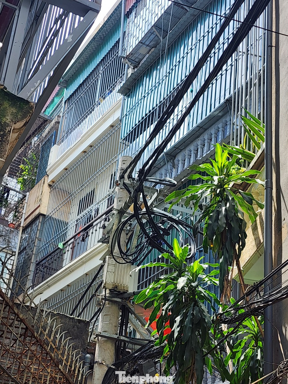 Nhà riêng lẻ trong ngõ nhỏ trên đường Chính Kinh cũng làm "chuồng cọp". Điều này rất nguy hiểm khi xảy ra cháy nổ. Nhà riêng lẻ trong ngõ nhỏ trên đường Chính Kinh cũng làm "chuồng cọp". Điều này rất nguy hiểm khi xảy ra cháy nổ.