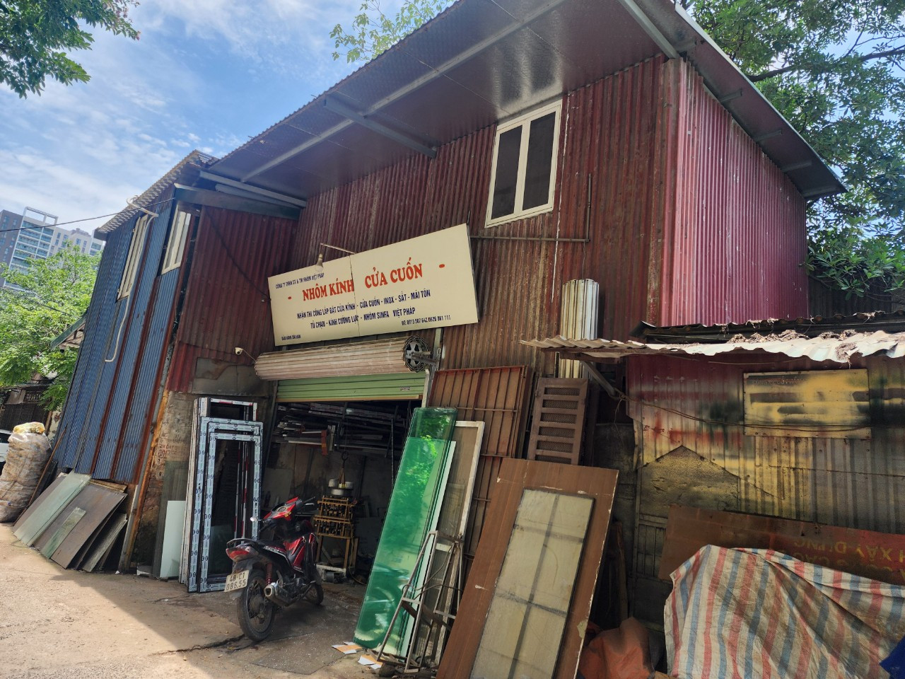 Ô đất C4, thuộc khu đô thị mới Yên Hòa nằm cuối ngõ 100 phố Trung Kính (phường Yên Hòa, quận Cầu Giấy). Hiện trạng khu đất đang tồn tại nhiều kho, xưởng, cơ sở thu mua phế liệu, sửa chữa xe máy… tiềm ẩn nguy cơ cháy nổ cao.