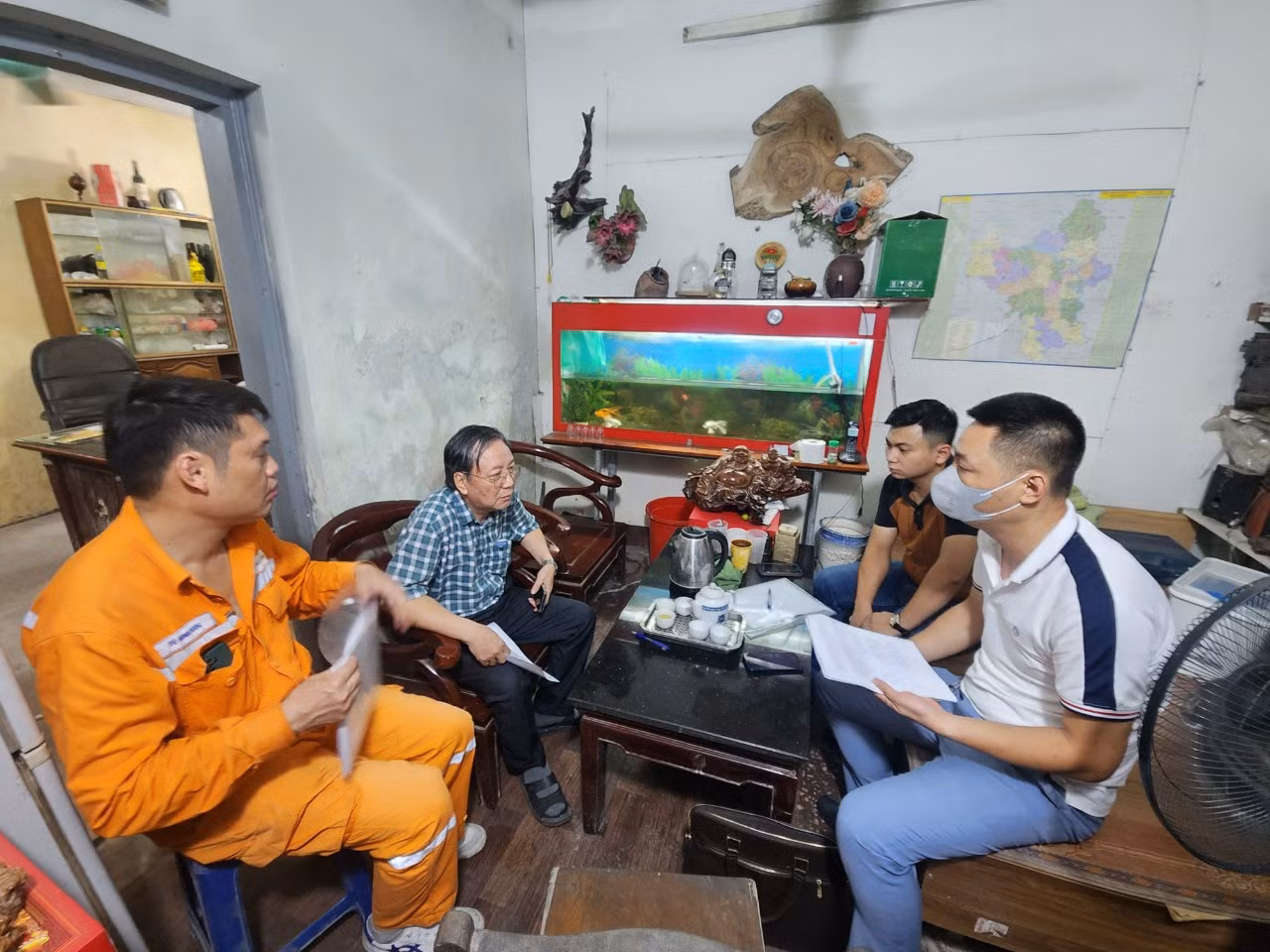 Đoàn liên ngành làm việc với đại diện Công ty cổ phần đầu tư và xây dựng số 1 về PCCC của khu trọ.