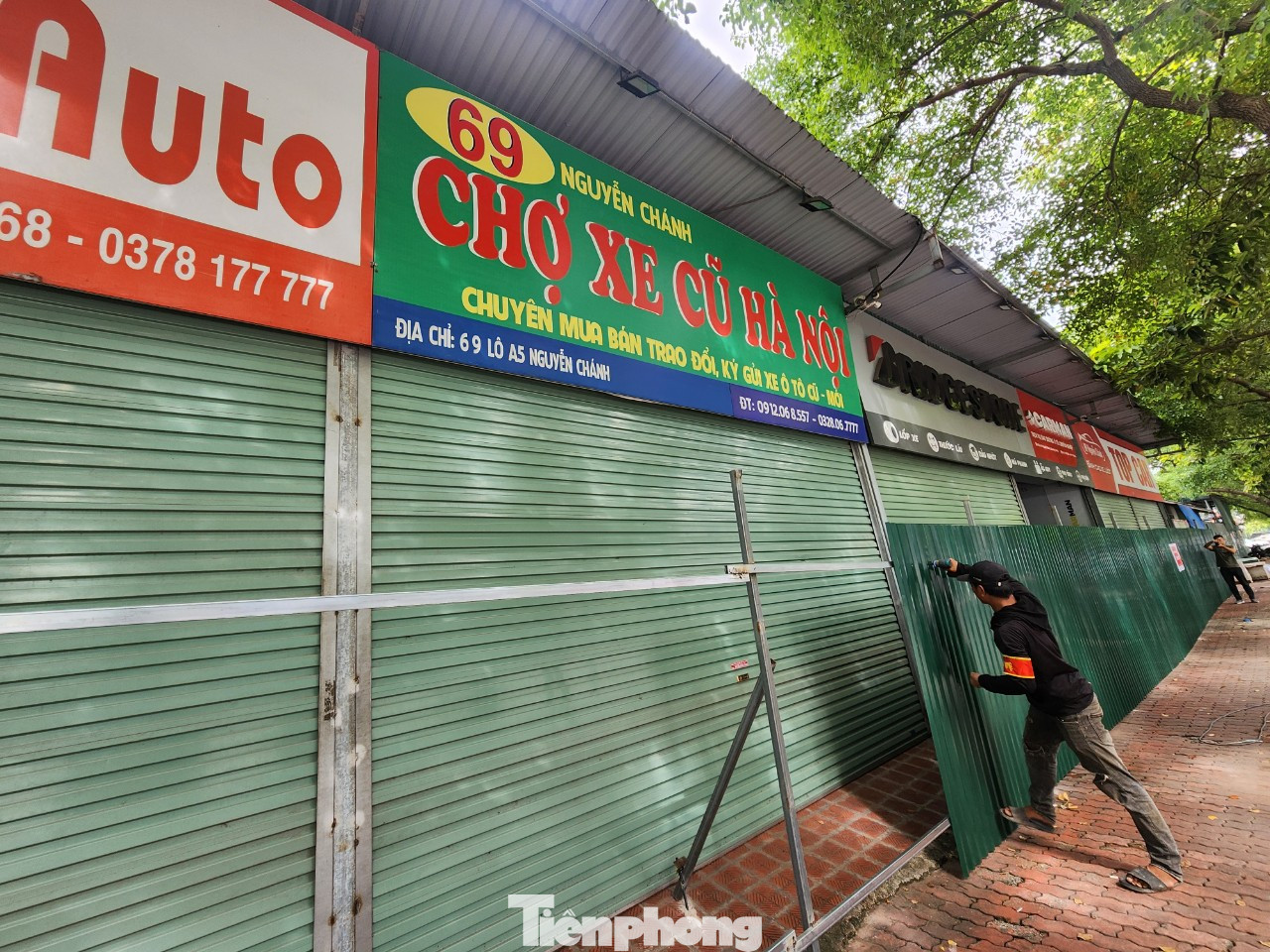 Trước khi bị quây tôn, ô đất A5/CC1 và A5/DX là hàng chục showroom ô tô và dịch vụ về ô tô