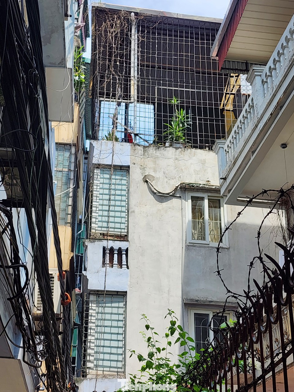 Không chỉ nhà tập thể, nhiều nhà dân tại ngõ Chính Kinh cũng làm chuồng cọp với lý do đảm bảo an ninh Không chỉ nhà tập thể, nhiều nhà dân tại ngõ Chính Kinh cũng làm chuồng cọp với lý do đảm bảo an ninh