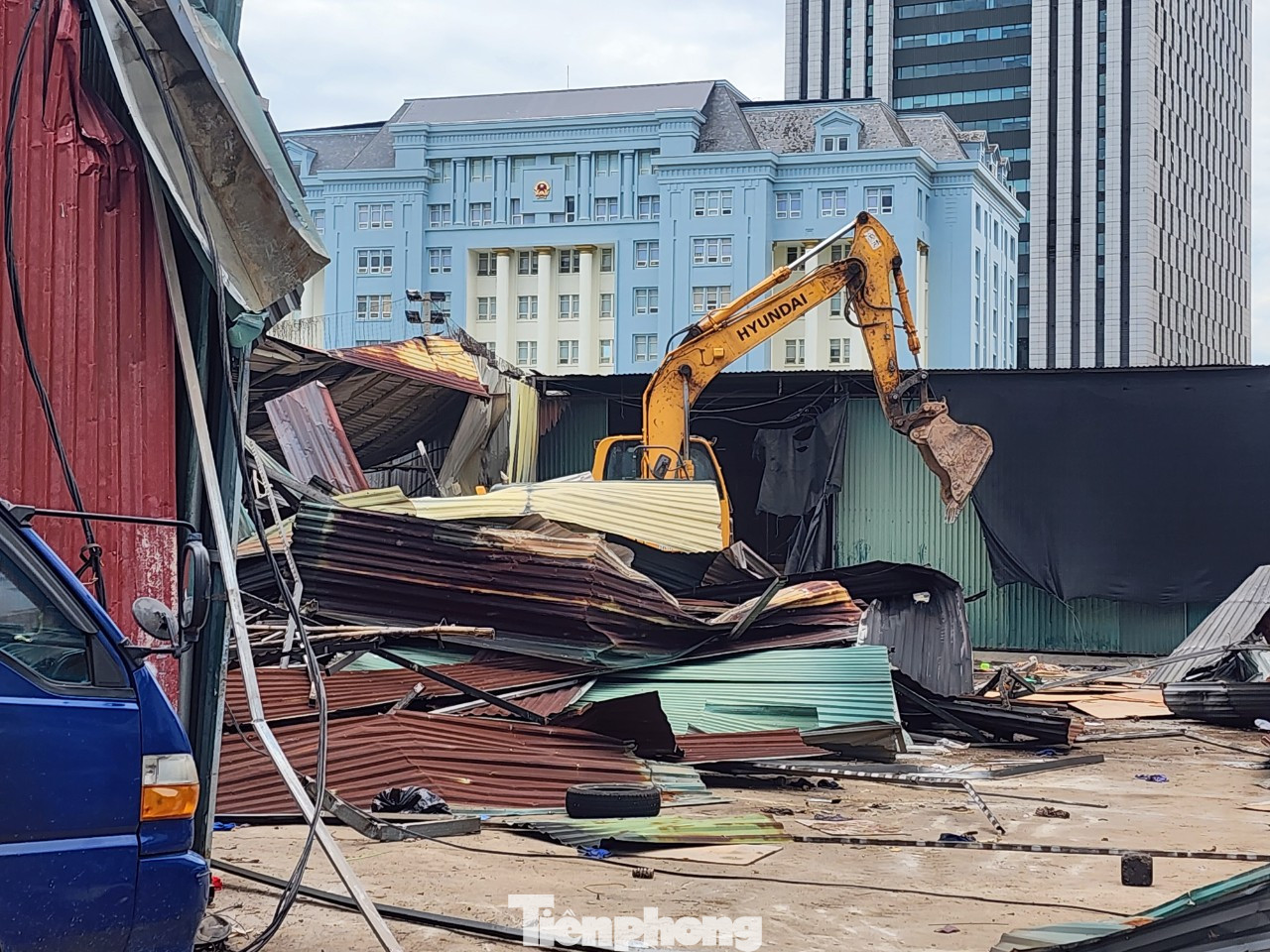 Một cơ sở kinh doanh tại ô đất D34, Khu đô thị mới Cầu Giấy tiến hành tháo dỡ, di dời sáng ngày 13/6.