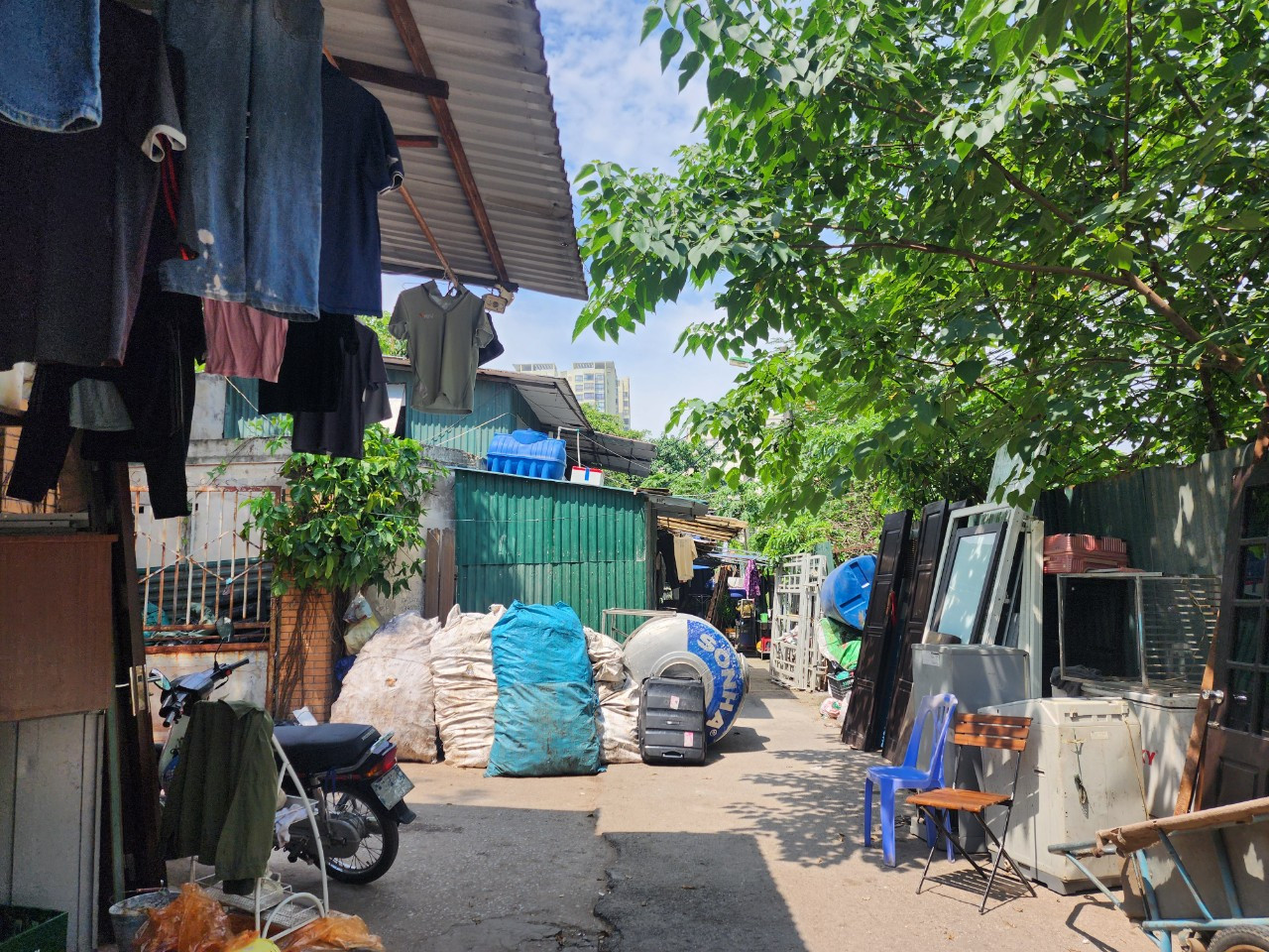 Trong khi đó, Công ty Xây dựng Dân dụng Hà Nội cho rằng, công ty được giao ô đất C4 để GPMB. Năm 2018, công ty đã bàn giao tiền đền bù, hỗ trợ theo phương án của UBND quận Cầu Giấy cho Công ty xây dựng số 1. Công ty đã nhiều lần gửi văn bản cho Công ty Xây dựng số 1 và yêu cầu bàn giao mặt bằng cho Công ty Toàn Cầu nhưng vẫn chưa được. Hiện toàn bộ ô đất C4 chịu sự quản lý của Công ty xây dựng số 1.