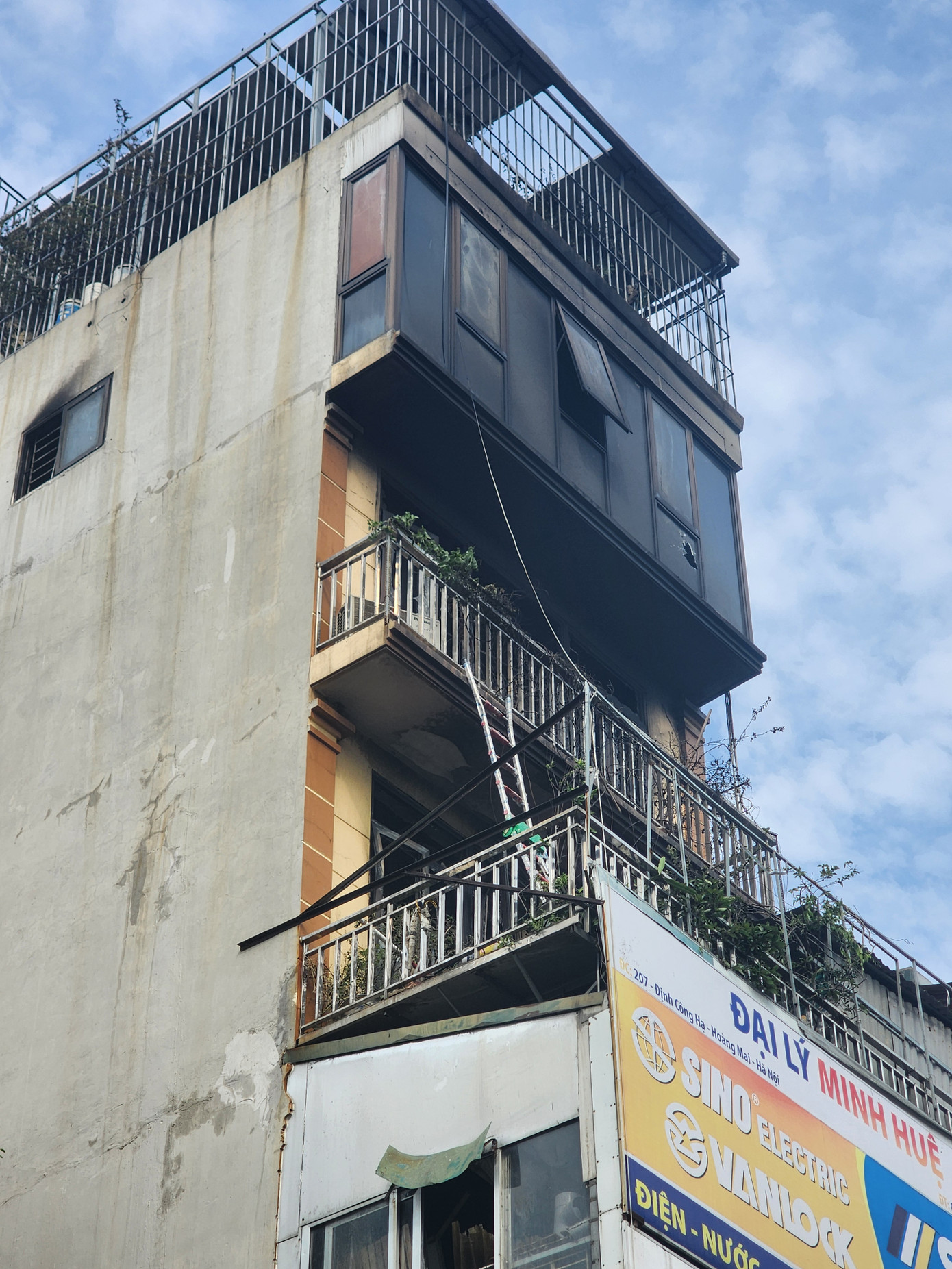 Hiện trường vụ cháy tại phường Định Công làm 4 người tử vong Hiện trường vụ cháy tại phường Định Công làm 4 người tử vong