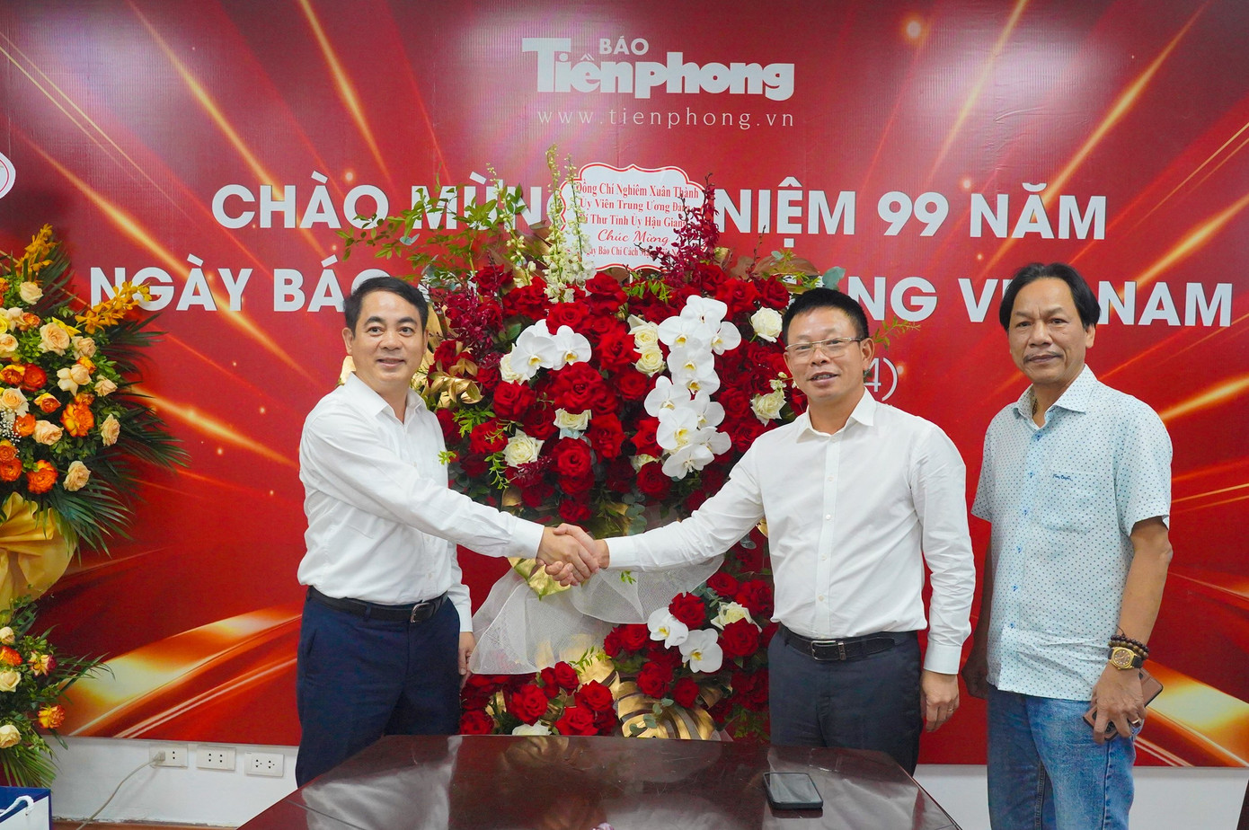 Bí thư Tỉnh ủy Hậu Giang Nghiêm Xuân Thành (bên trái) chúc mừng Ban Biên tập báo Tiền Phong. Bí thư Tỉnh ủy Hậu Giang Nghiêm Xuân Thành (bên trái) chúc mừng Ban Biên tập báo Tiền Phong.