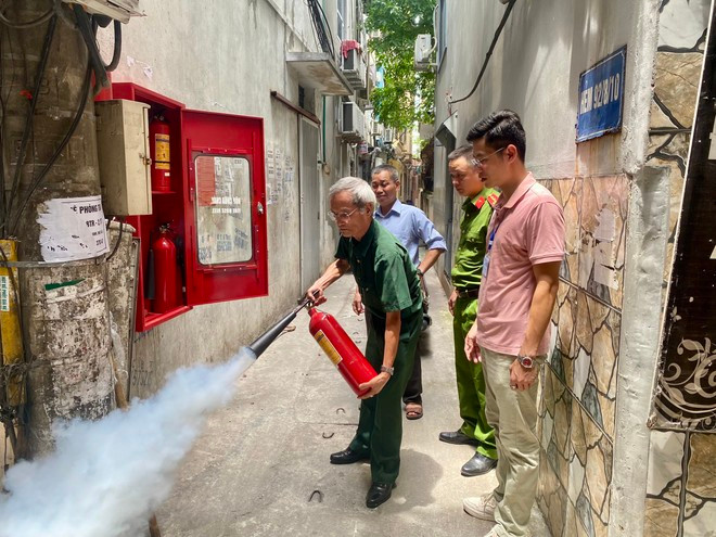 Lực lượng chức năng quận Cầu Giấy hướng dẫn người dân sử dụng bình cứu hỏa Lực lượng chức năng quận Cầu Giấy hướng dẫn người dân sử dụng bình cứu hỏa