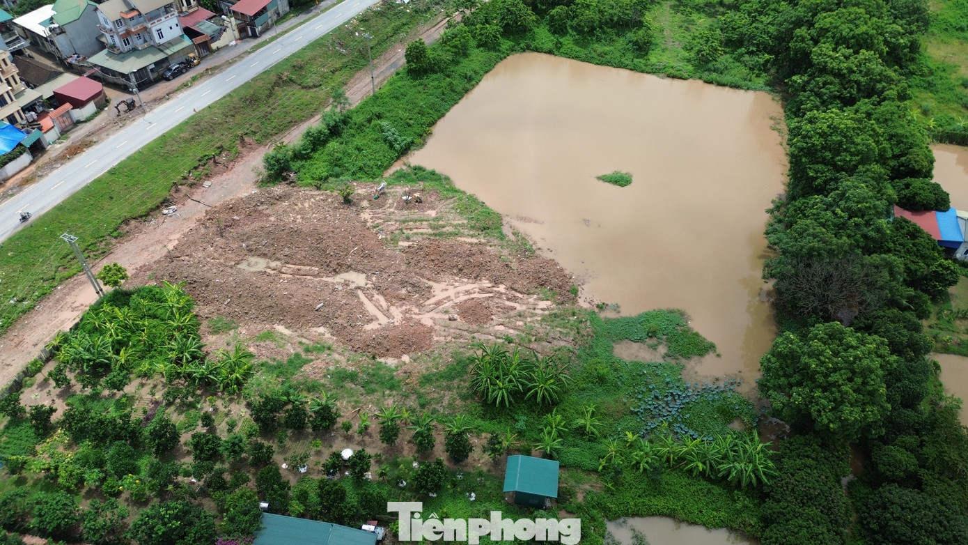 Chủ tịch UBND xã Đồng Quang, ông Vương Duy Hùng cho biết, UBND xã biết có tình trạng người dân san lấp đất nông nghiệp để kinh doanh hoặc mở rộng nơi ở, đặc biệt là tại thôn Yên Nội. Chủ tịch UBND xã Đồng Quang, ông Vương Duy Hùng cho biết, UBND xã biết có tình trạng người dân san lấp đất nông nghiệp để kinh doanh hoặc mở rộng nơi ở, đặc biệt là tại thôn Yên Nội.