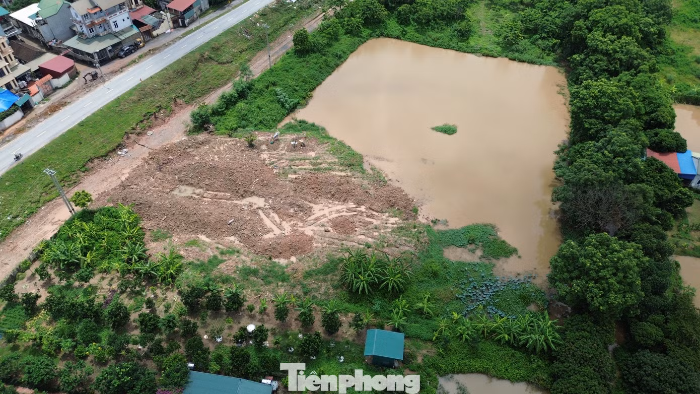 Chủ tịch UBND xã Đồng Quang, ông Vương Duy Hùng cho biết, UBND xã biết có tình trạng người dân san lấp đất nông nghiệp để kinh doanh hoặc mở rộng nơi ở, đặc biệt là tại thôn Yên Nội.