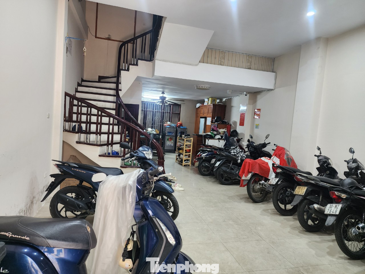 Theo lãnh đạo UBND phường Láng Hạ (quận Đống Đa), trên địa bàn phường có 1 số cơ sở kinh doanh dịch vụ thuê trọ dạng hộp ngủ hoặc kê giường tầng như ký túc xá. Với cơ sở số 25, ngách 64, ngõ 49 Huỳnh Thúc Kháng, UBND phường sẽ phối hợp kiểm tra ngay về PCCC.