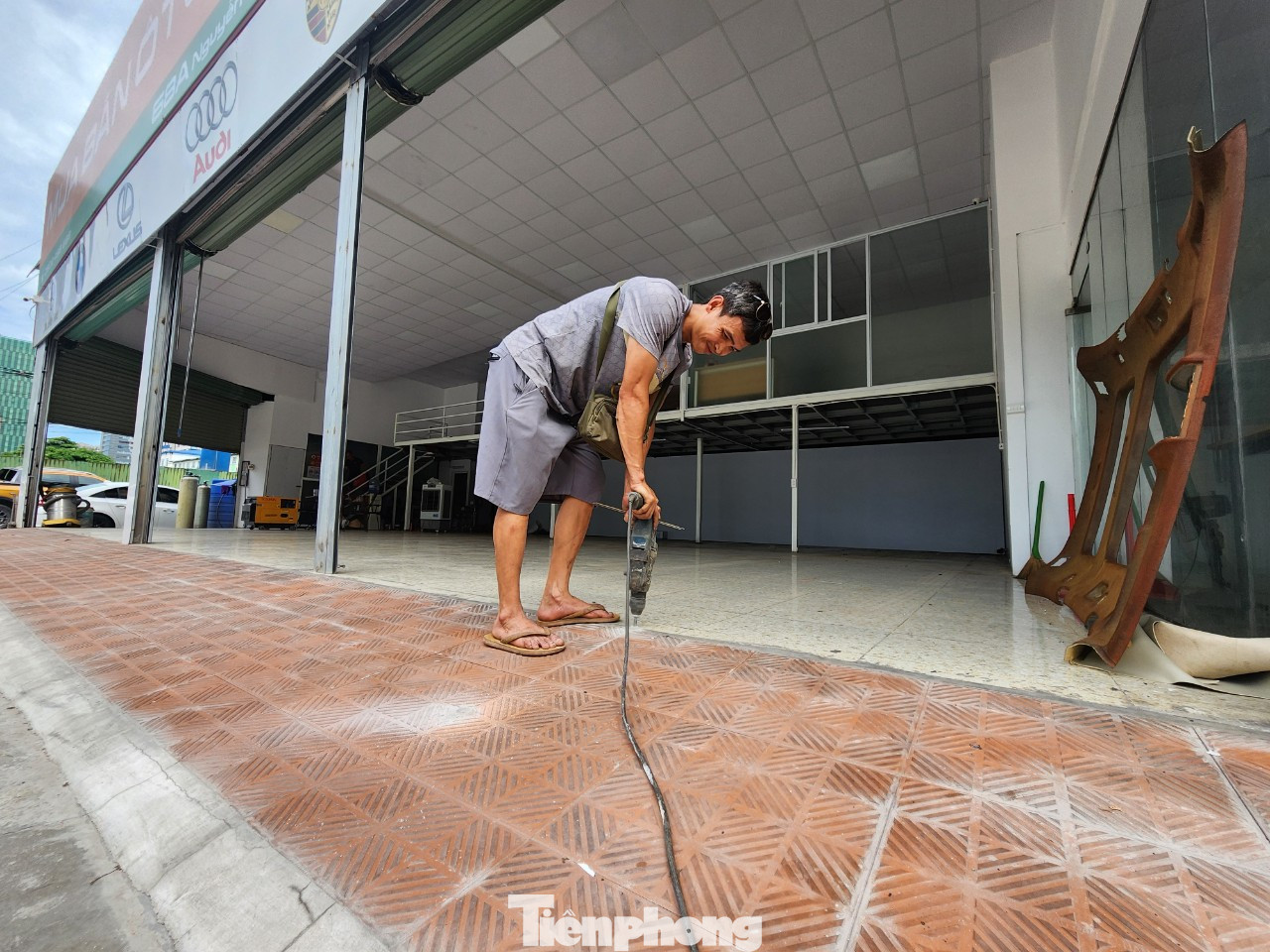 Lực lượng chức năng tiến hành rào tôn quanh ô đất A5/CC1 và A5/DX