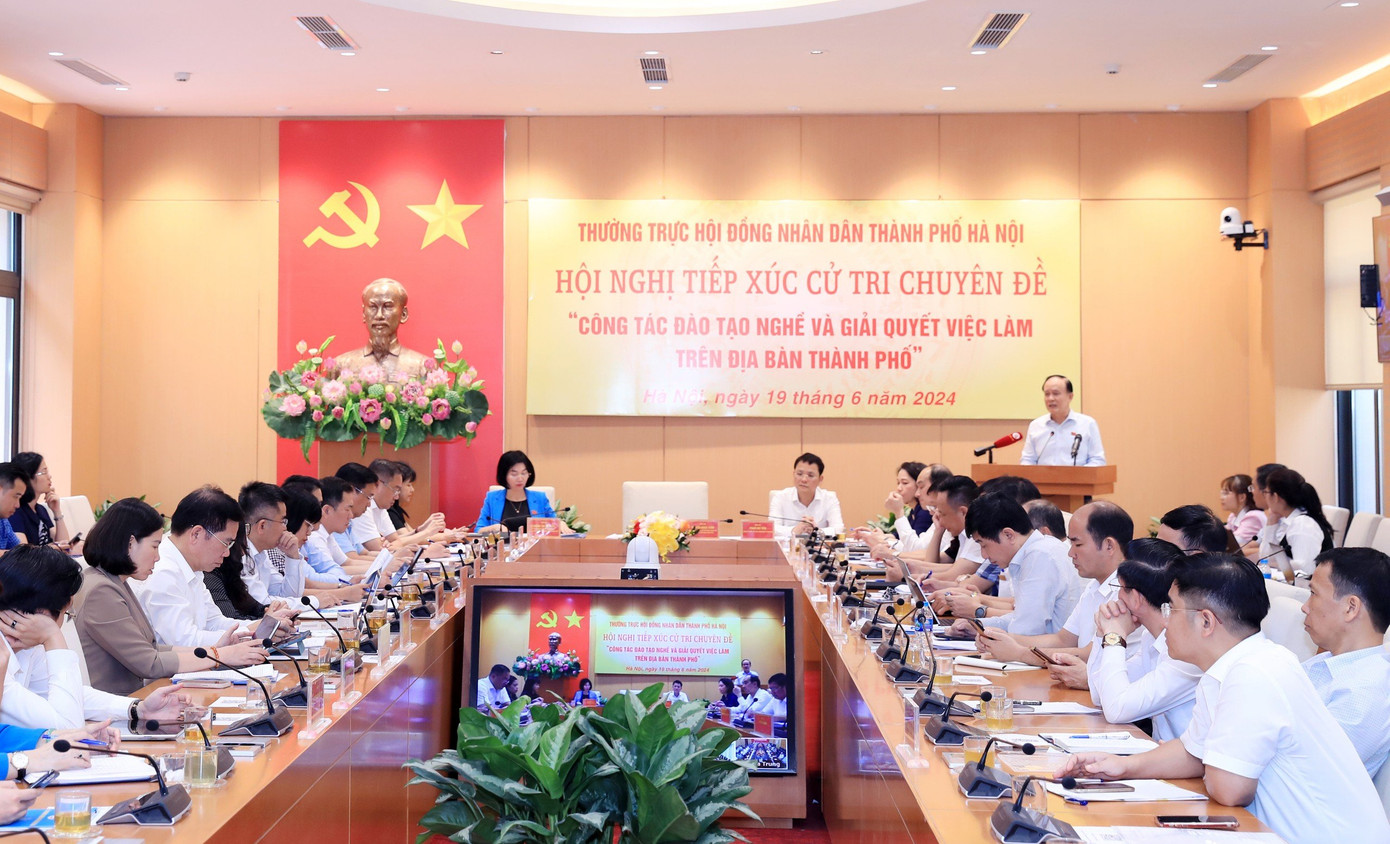 Toàn cảnh hội nghị tiếp xúc cử tri của Thường trực HĐND TP. Hà Nội ngày 19/6