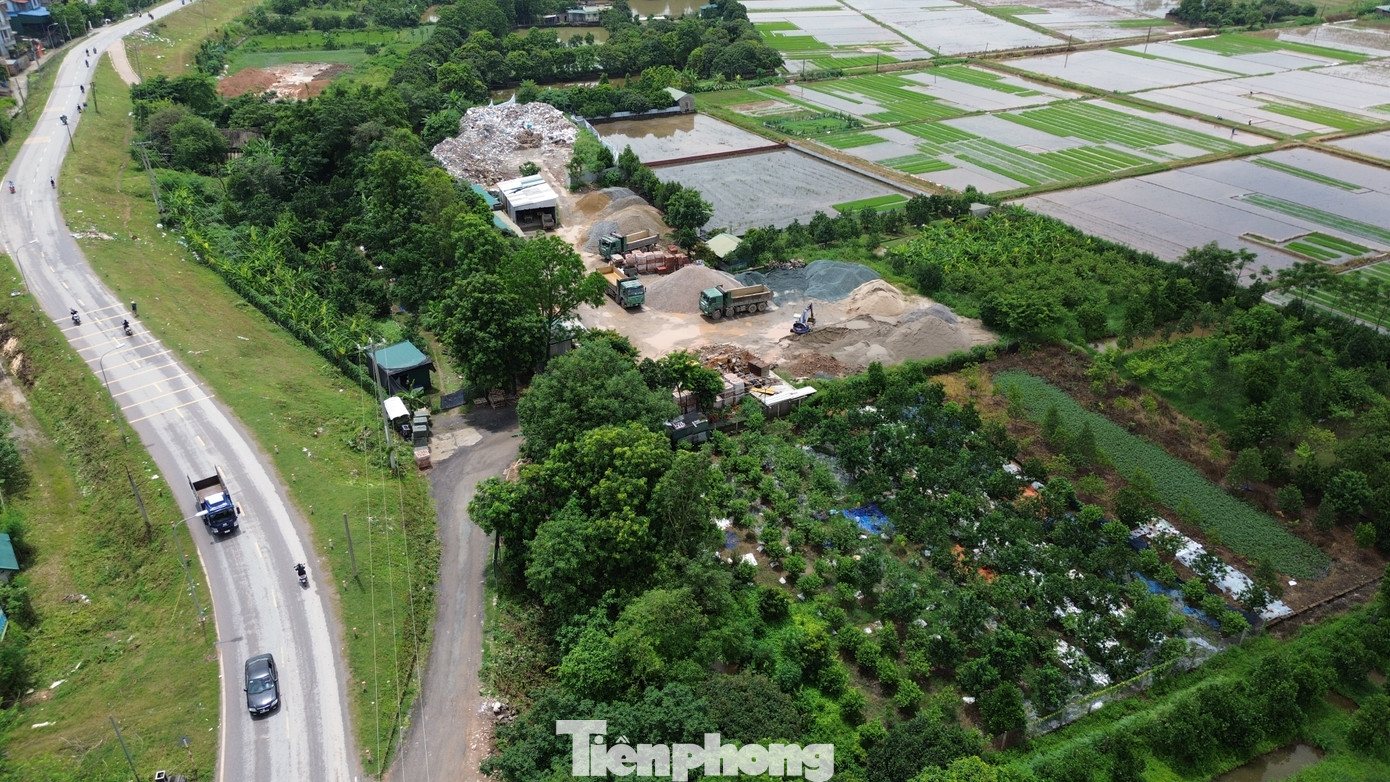 Tại khu vực thôn Yên Nội (xã Đồng Quang) có nhiều hộ gia đình đổ trạc thải xây dựng san lấp đất nông nghiệp để xây dựng nhà xưởng hoặc dựng cơ sở kinh doanh. Tại khu vực thôn Yên Nội (xã Đồng Quang) có nhiều hộ gia đình đổ trạc thải xây dựng san lấp đất nông nghiệp để xây dựng nhà xưởng hoặc dựng cơ sở kinh doanh.