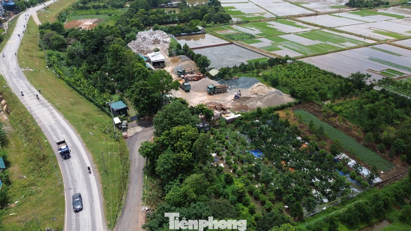 Tại khu vực thôn Yên Nội (xã Đồng Quang) có nhiều hộ gia đình đổ trạc thải xây dựng san lấp đất nông nghiệp để xây dựng nhà xưởng hoặc dựng cơ sở kinh doanh.