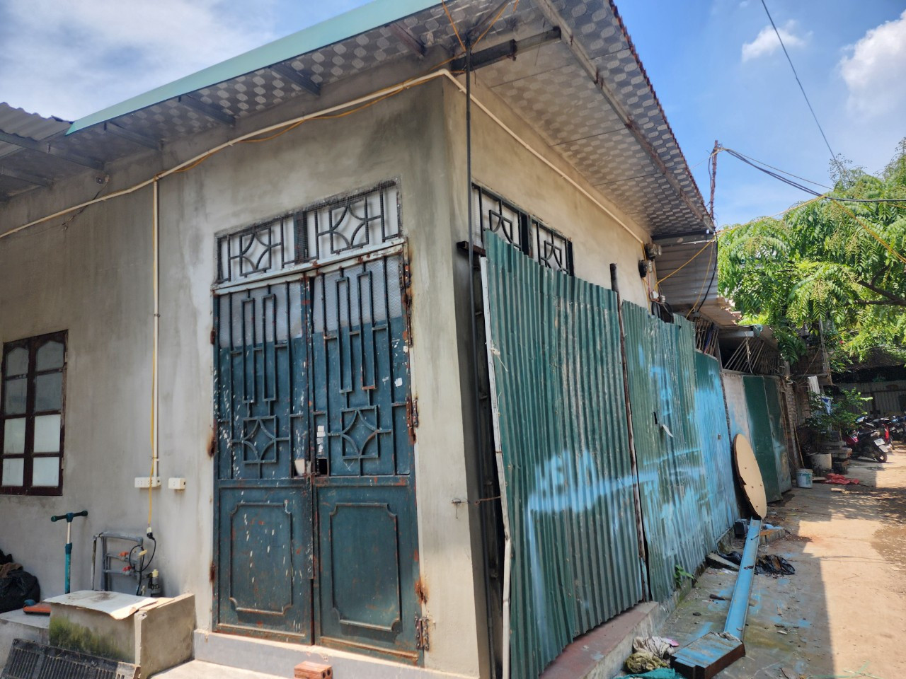 Đại diện Công ty Điện lực Cầu Giấy cho biết, trong tuần tới đơn vị sẽ cho kiểm tra, rà soát lại việc cấp điện tại ô đất C4. Nếu các đơn vị không đủ điều kiện theo quy định thì công ty sẽ ngừng cấp điện.