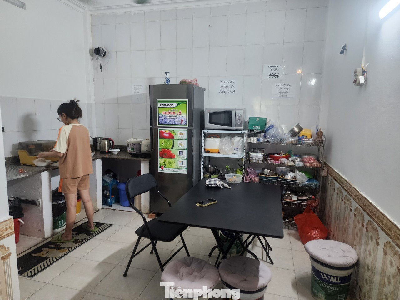 Người thuê trọ nấu ăn tại tầng 1