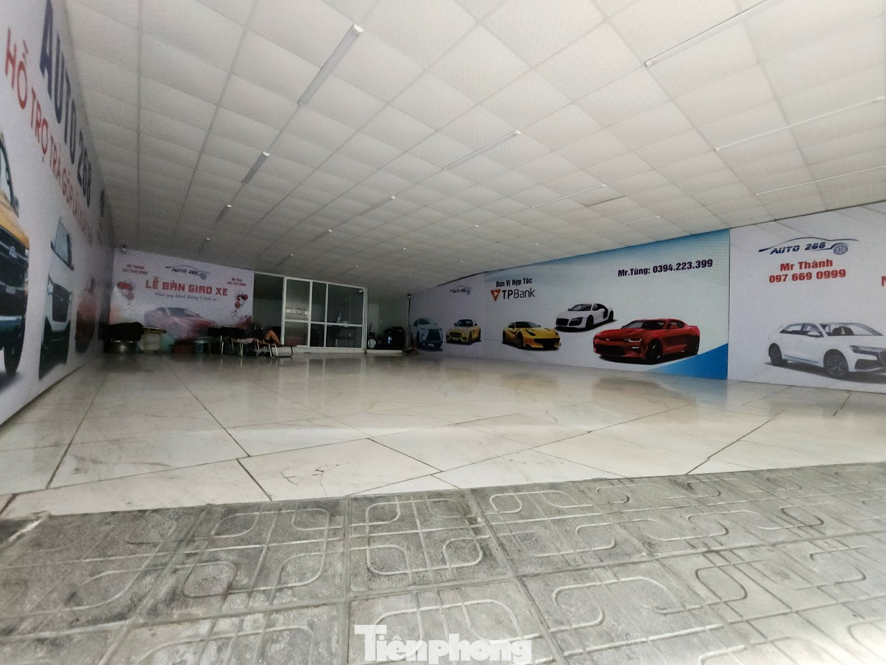 Một showroom ô tô tại ô đất D33 đã hoàn thành việc di dời.