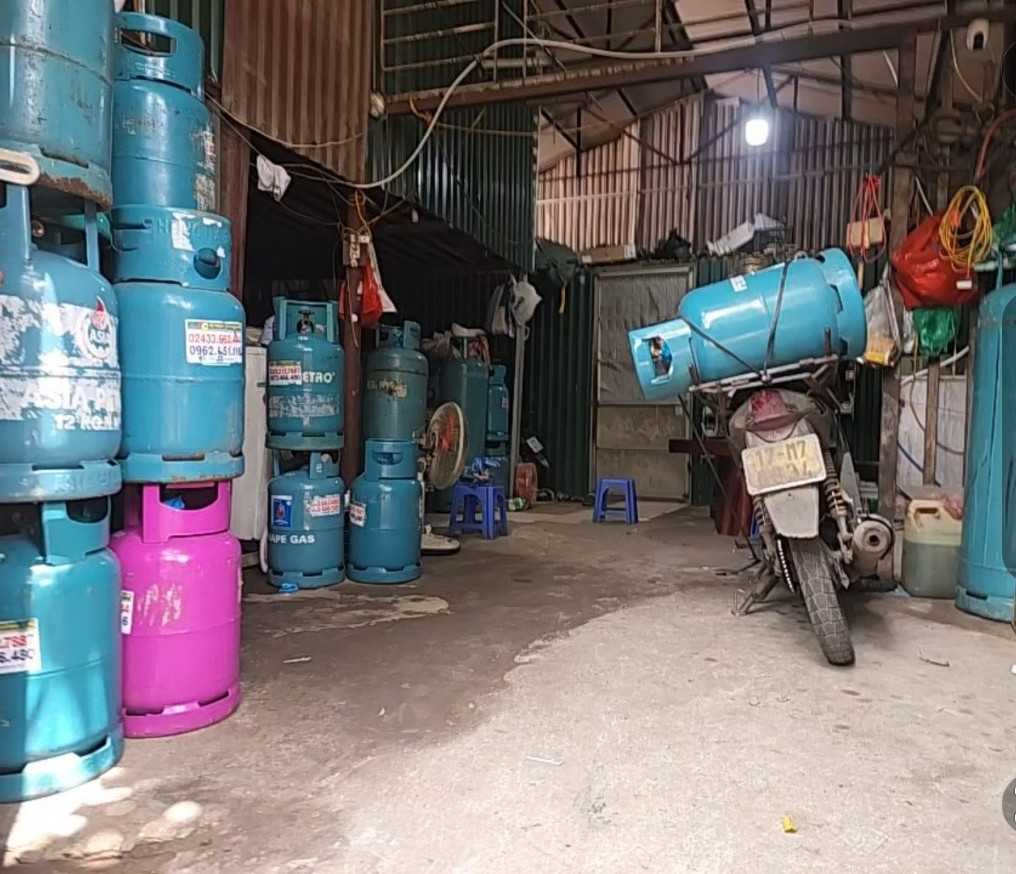 Một đại lý gas nằm trong ô đất C4, tiềm ẩn nguy cơ cháy nổ cao.