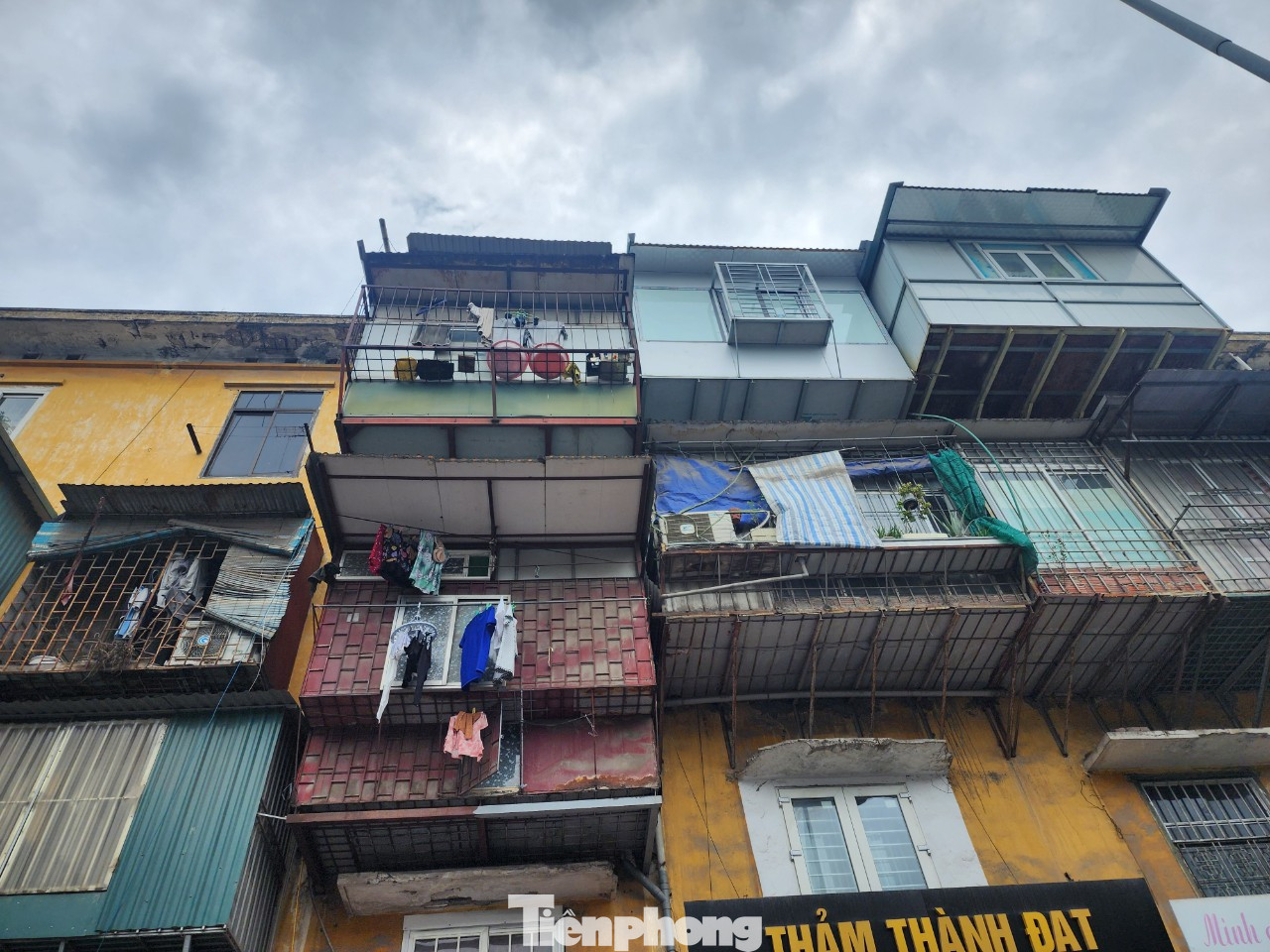 Một nhà tập thể cũ trên đường Nguyễn Trãi cũng có nhiều chuồng cọp Một nhà tập thể cũ trên đường Nguyễn Trãi cũng có nhiều chuồng cọp