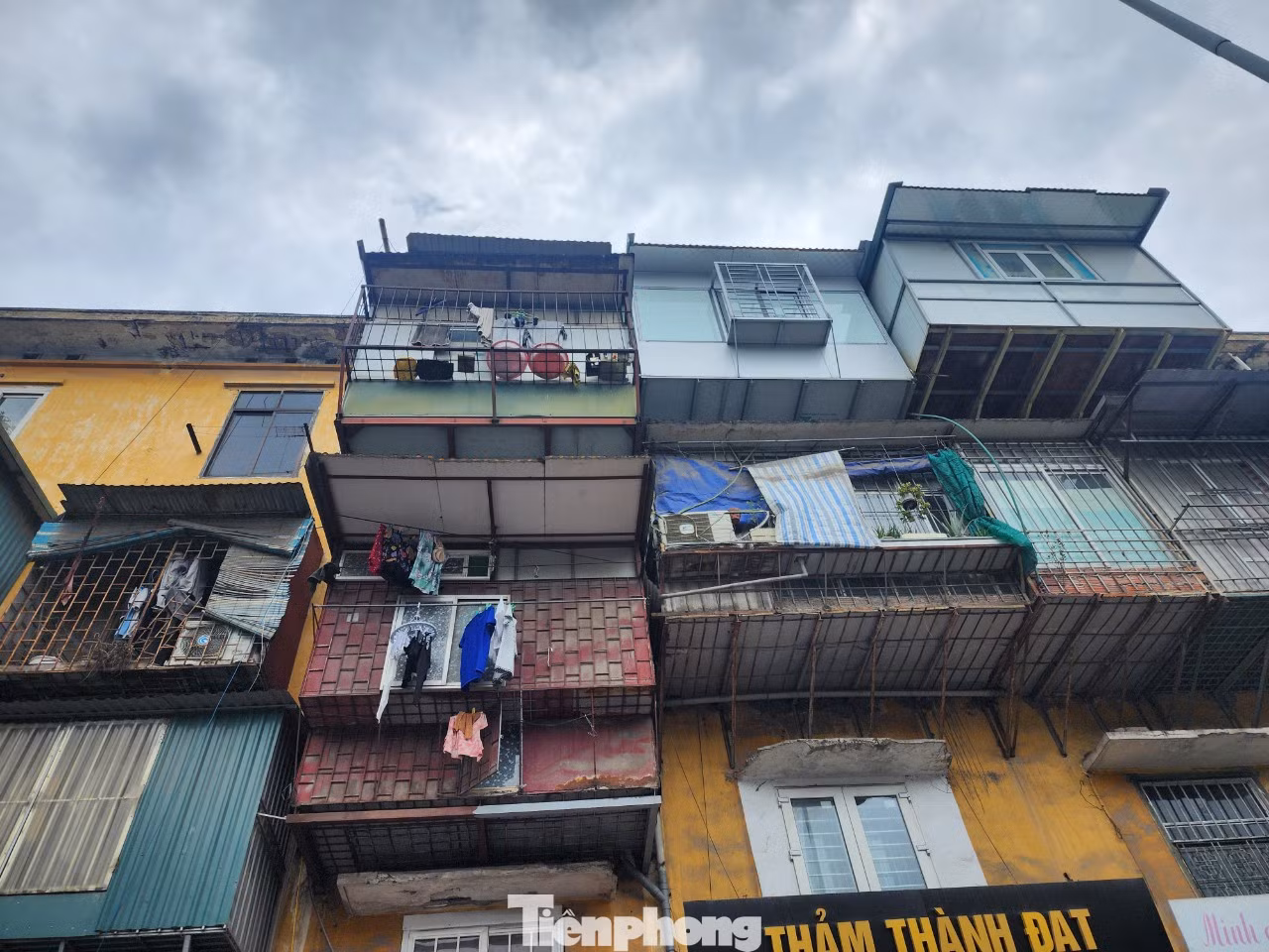 Một nhà tập thể cũ trên đường Nguyễn Trãi cũng có nhiều chuồng cọp Một nhà tập thể cũ trên đường Nguyễn Trãi cũng có nhiều chuồng cọp