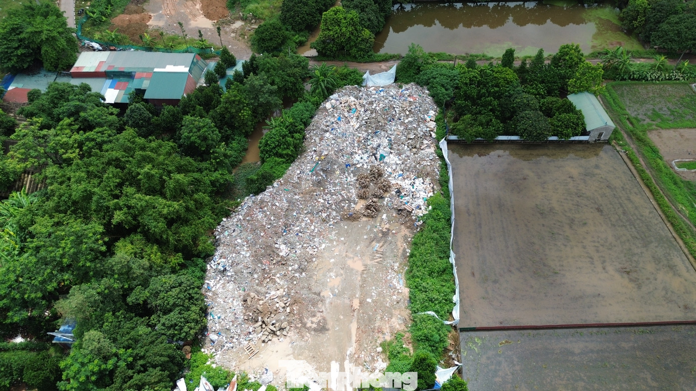 Trạc thải xây dựng, đất đá thải được người dân sử dụng để san lấp đất nông nghiệp Trạc thải xây dựng, đất đá thải được người dân sử dụng để san lấp đất nông nghiệp