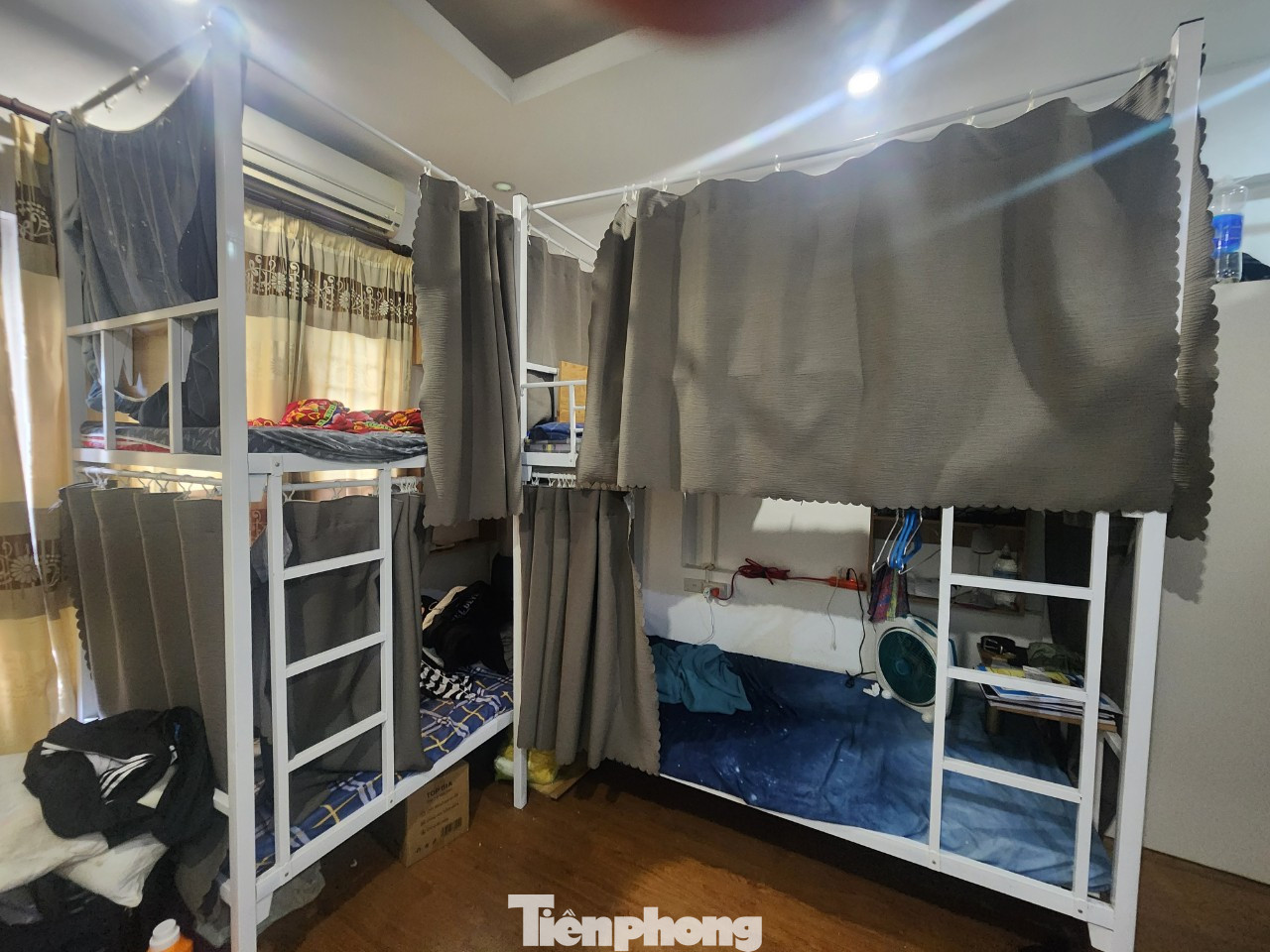 Số nhà 25 ngõ 73 Nguyễn Trãi (phường Khương Trung, quận Thanh Xuân) cũng cho thuê phòng Sleep box. Ngôi nhà cao 5 tầng, mỗi tầng 2 phòng, mỗi phòng chừng 15m2- 20m2, được kê 4 giường tầng để cho thuê với giá 1,6 triệu đồng/người/tháng.