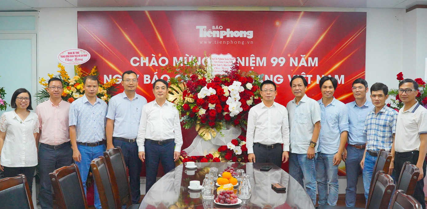 Bí thư Tỉnh ủy Hậu Giang Nghiêm Xuân Thành chụp ảnh lưu niệm cùng Ban Biên tập, cán bộ, phóng viên báo Tiền Phong. Bí thư Tỉnh ủy Hậu Giang Nghiêm Xuân Thành chụp ảnh lưu niệm cùng Ban Biên tập, cán bộ, phóng viên báo Tiền Phong.