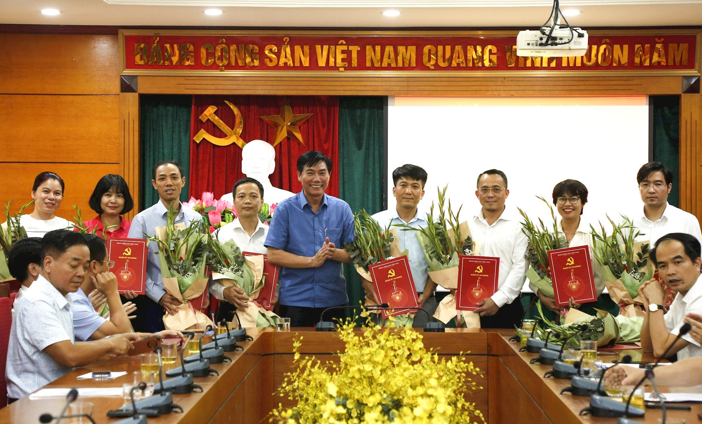 Lãnh đạo quận Hà Đông trao quyết định điều động, luân chuyển cho các cán bộ ngày 12/6. Ảnh: Vũ Thủy