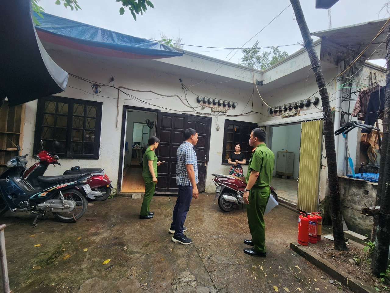 Lực lượng chức năng kiểm tra công tác PCCC tại ô đất C4 Lực lượng chức năng kiểm tra công tác PCCC tại ô đất C4