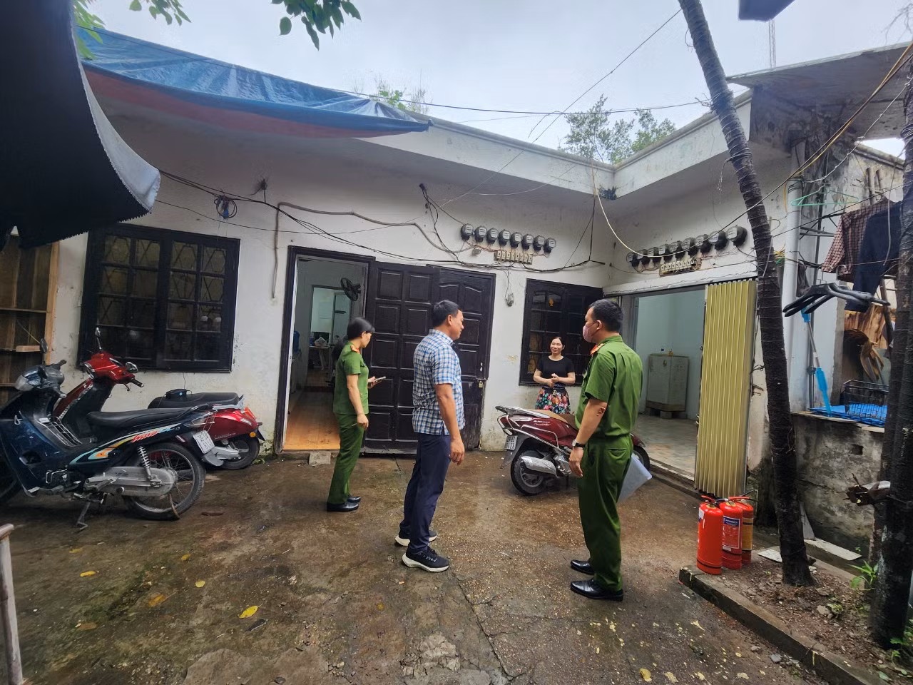 Lực lượng chức năng kiểm tra công tác PCCC tại ô đất C4