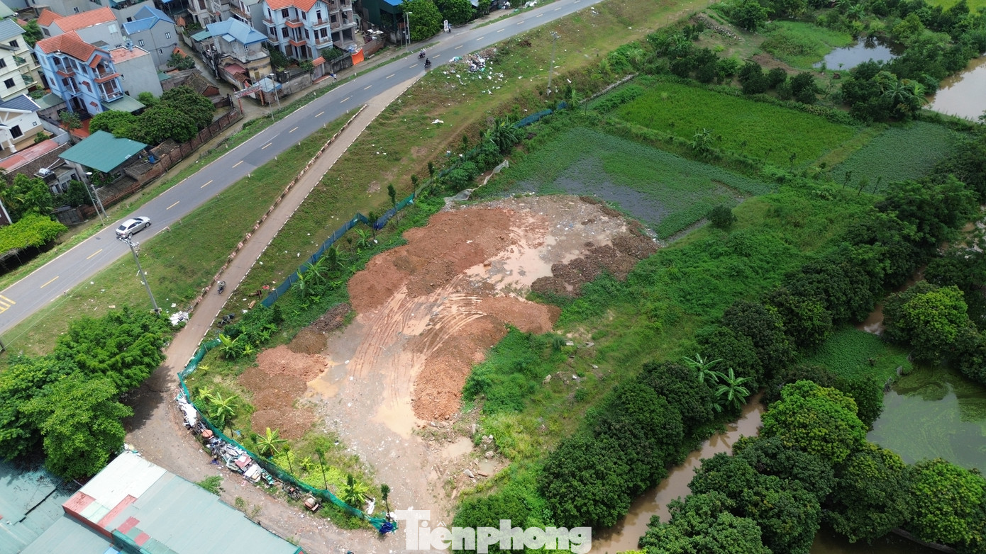 Ông Vương Duy Hùng cho rằng, do dân số của địa phương ngày càng tăng, riêng thôn Yên Nội có khoảng 10.000 dân, trong khi diện tích đất ở ngày càng thu hẹp. Vì thế, người dân muốn kinh doanh các mặt hàng như vật liệu xây dựng...để phục vụ bà con nhưng không có mặt bằng nên đã san lấp đất nông nghiệp. Do đó, ông Hùng cũng mong các cơ quan báo chí thông cảm với địa phương. Ông Vương Duy Hùng cho rằng, do dân số của địa phương ngày càng tăng, riêng thôn Yên Nội có khoảng 10.000 dân, trong khi diện tích đất ở ngày càng thu hẹp. Vì thế, người dân muốn kinh doanh các mặt hàng như vật liệu xây dựng...để phục vụ bà con nhưng không có mặt bằng nên đã san lấp đất nông nghiệp. Do đó, ông Hùng cũng mong các cơ quan báo chí thông cảm với địa phương.