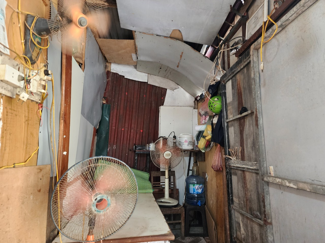 Hiện nay, theo tìm hiểu của chúng tôi, tại ô đất C4 có hơn 30 phòng trọ tạm bợ, được cho thuê với giá từ 1 triệu đồng/tháng đến 3 triệu đồng/tháng tùy diện tích.