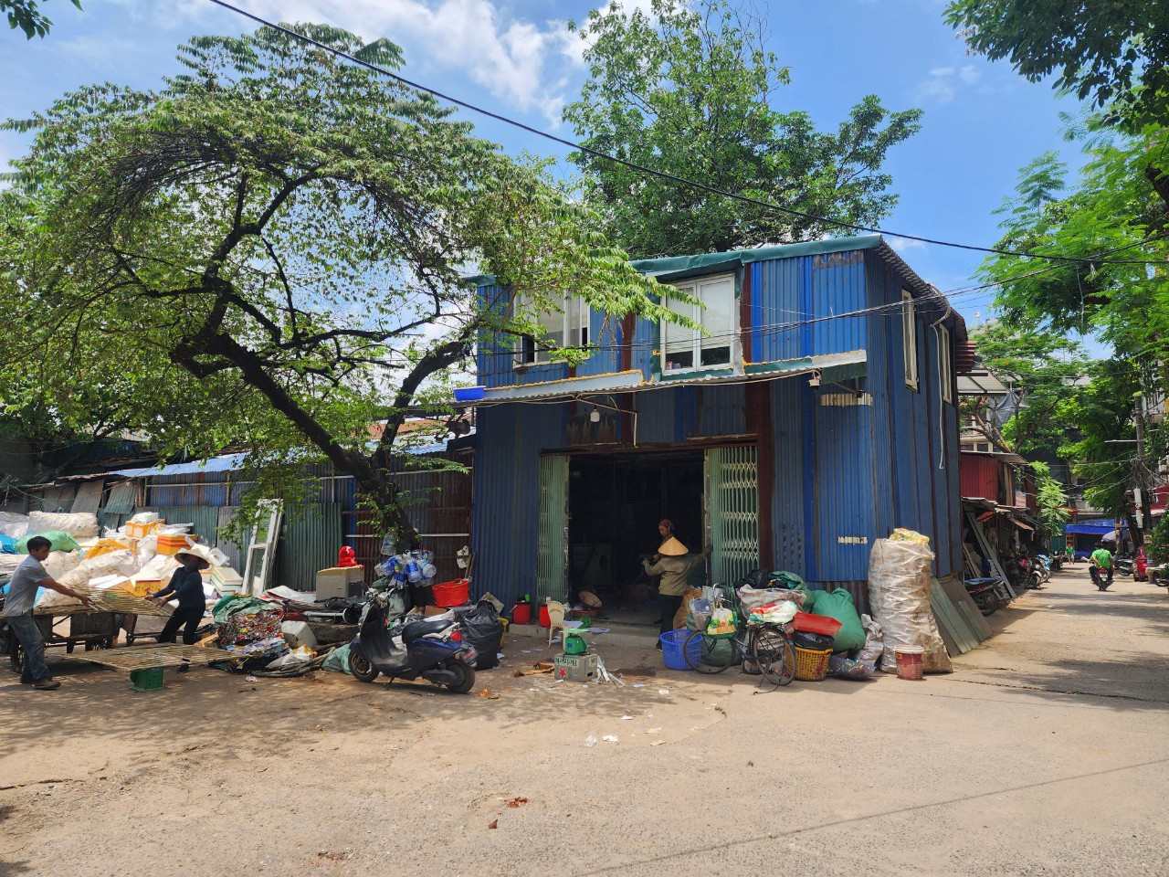 Bên cạnh khu trọ, thì trên ô đất còn có 2 đại lý thu gom phế liệu, cơ sở sửa chữa xe máy, đồ gỗ...