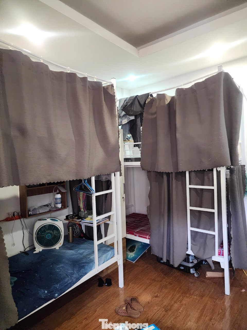 Hiện tại, UBND phường Khương Trung yêu cầu chủ cơ sở khắc phục PCCC, chấm dứt cho thuê trọ đông người. Đến 30/6 nếu cơ sở không thực hiện thì chính quyền địa phương sẽ cưỡng chế.