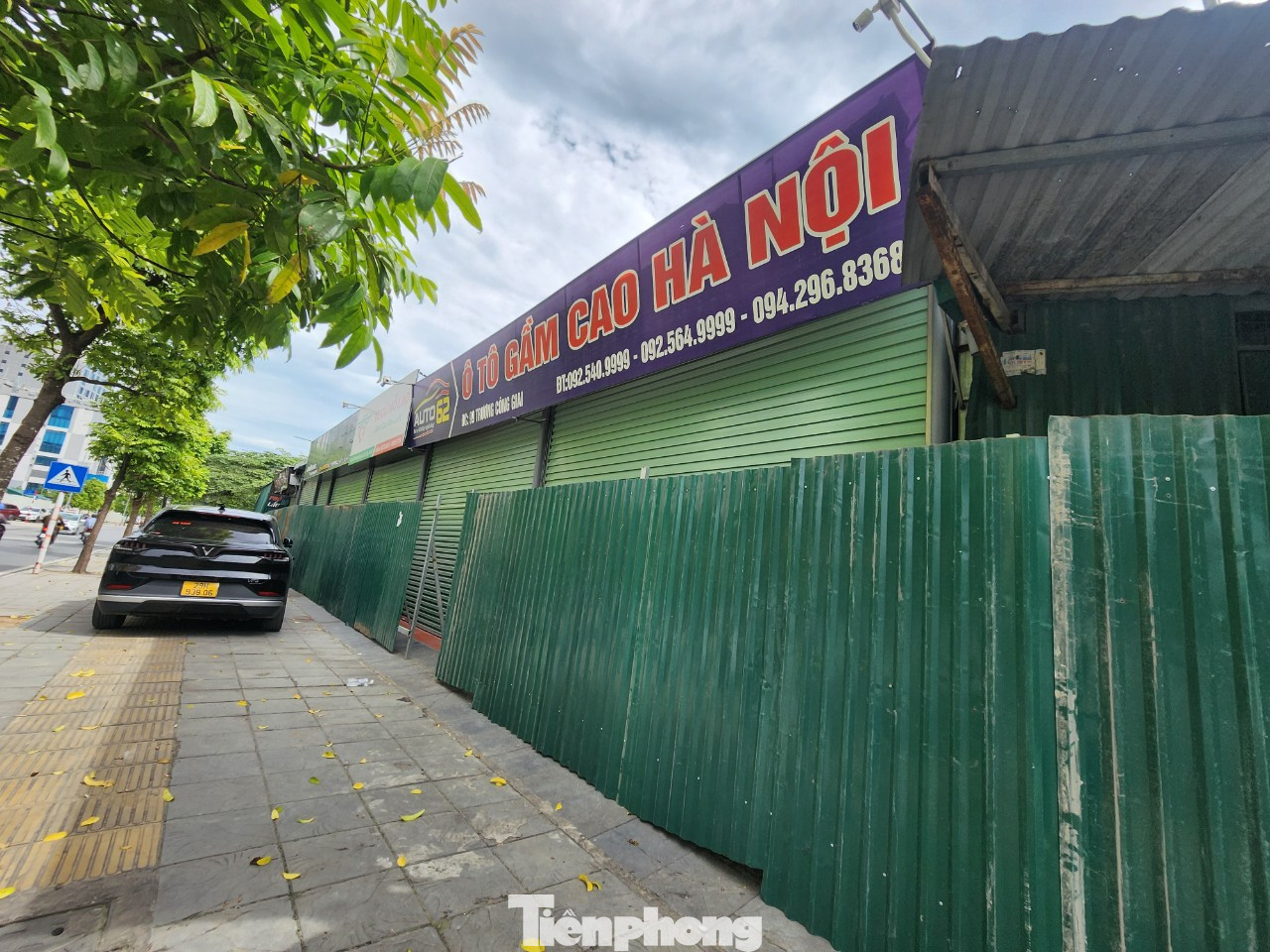 Theo UBND phường Yên Hòa, các ô đất dự án đã được giao cho Trung tâm Phát triển Quỹ đất Hà Nội và Trung tâm Phát triển Quỹ đất quận Cầu Giấy. Tuy nhiên, thời gian qua tại các ô đất này mọc lên hoàng loạt cơ sở kinh doanh, dịch vụ vi phạm trật tự xây dựng. UBND phường đã nhiều lần yêu cầu di dời nhưng các đơn vị trên không thực hiện.