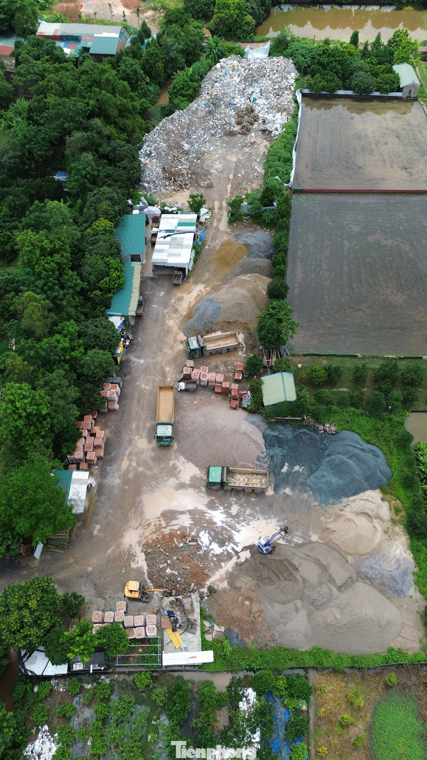 Theo các chuyên gia, việc tự ý san lấp đất nông nghiệp là hành vi hủy hoại đất cần phải xử lý theo quy định pháp luật. Trong đó, người vi phạm có thể bị phạt hành chính hoặc truy cứu trách nhiệm hình sự tùy thuộc vào mức độ, hành vi vi phạm. Đồng thời, biện pháp khắc phục là buộc trả lại nguyên trạng ban đầu. Ngoài ra, cần phải làm rõ trách nhiệm của chính quyền địa phương trong việc buông lỏng quản lý đất đai, tài nguyên. Theo các chuyên gia, việc tự ý san lấp đất nông nghiệp là hành vi hủy hoại đất cần phải xử lý theo quy định pháp luật. Trong đó, người vi phạm có thể bị phạt hành chính hoặc truy cứu trách nhiệm hình sự tùy thuộc vào mức độ, hành vi vi phạm. Đồng thời, biện pháp khắc phục là buộc trả lại nguyên trạng ban đầu. Ngoài ra, cần phải làm rõ trách nhiệm của chính quyền địa phương trong việc buông lỏng quản lý đất đai, tài nguyên.