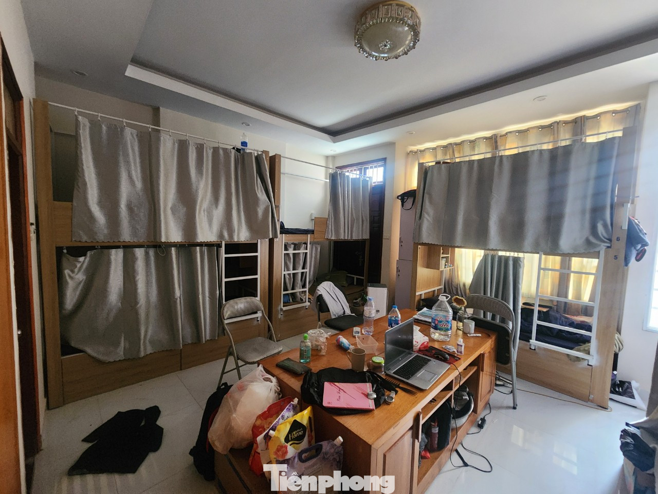 Tầng 1 là để xe, nấu ăn, các tầng 2,3,4 là phòng ở. Mỗi tầng kê từ 3-4 giường tầng, tức 8 giường. Giá thuê 1,9 triệu đồng/người/tháng, thì phòng trọ này với 8 giường thì doanh thu mỗi tháng 15,2 triệu đồng, gấp 5 lần so với cho thuê phòng truyền thống.