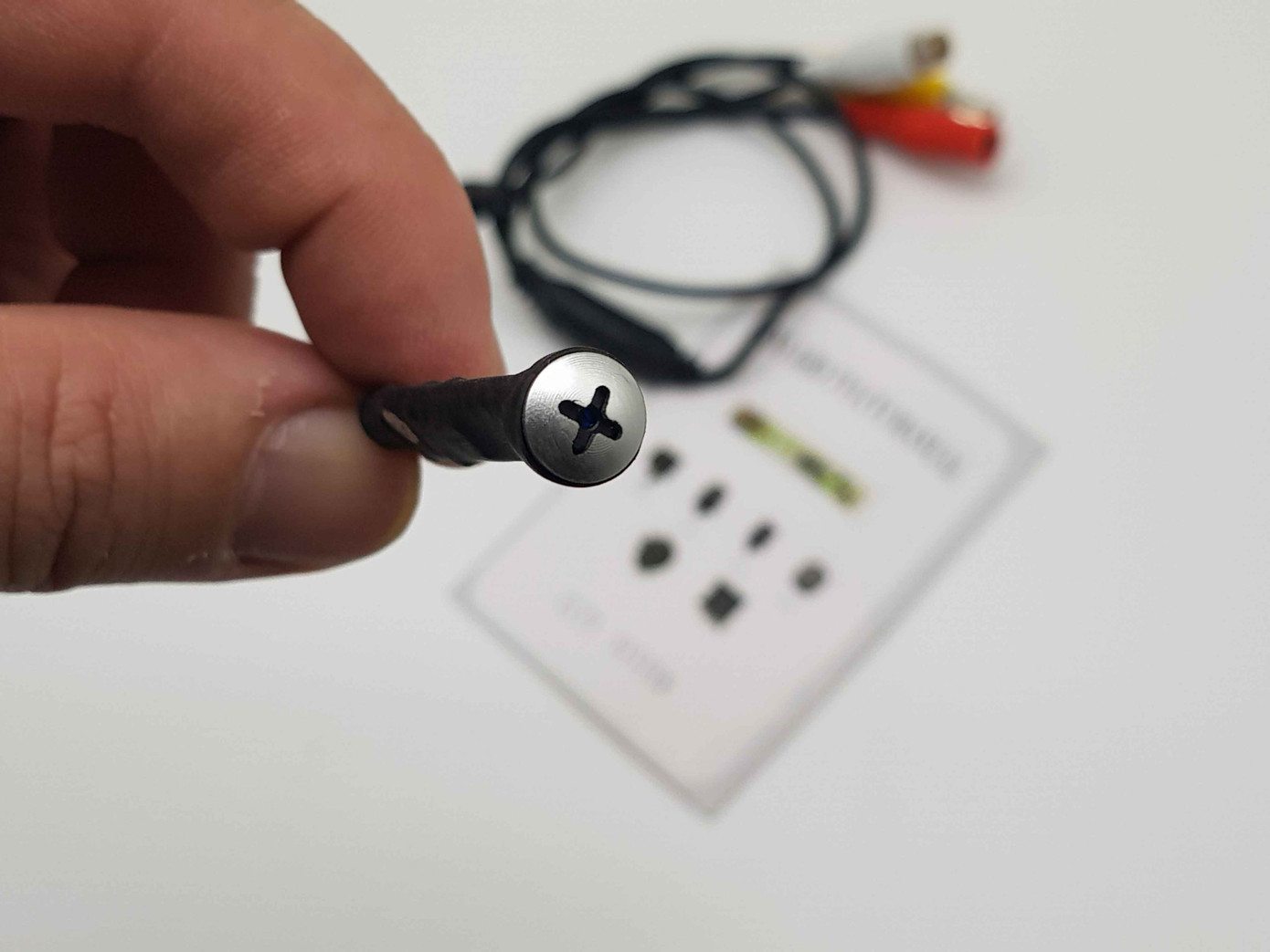 Camera ngụy trang đầu vặn đinh ốc được chào bán giá 1,6 triệu đồng trên mạng xã hội.