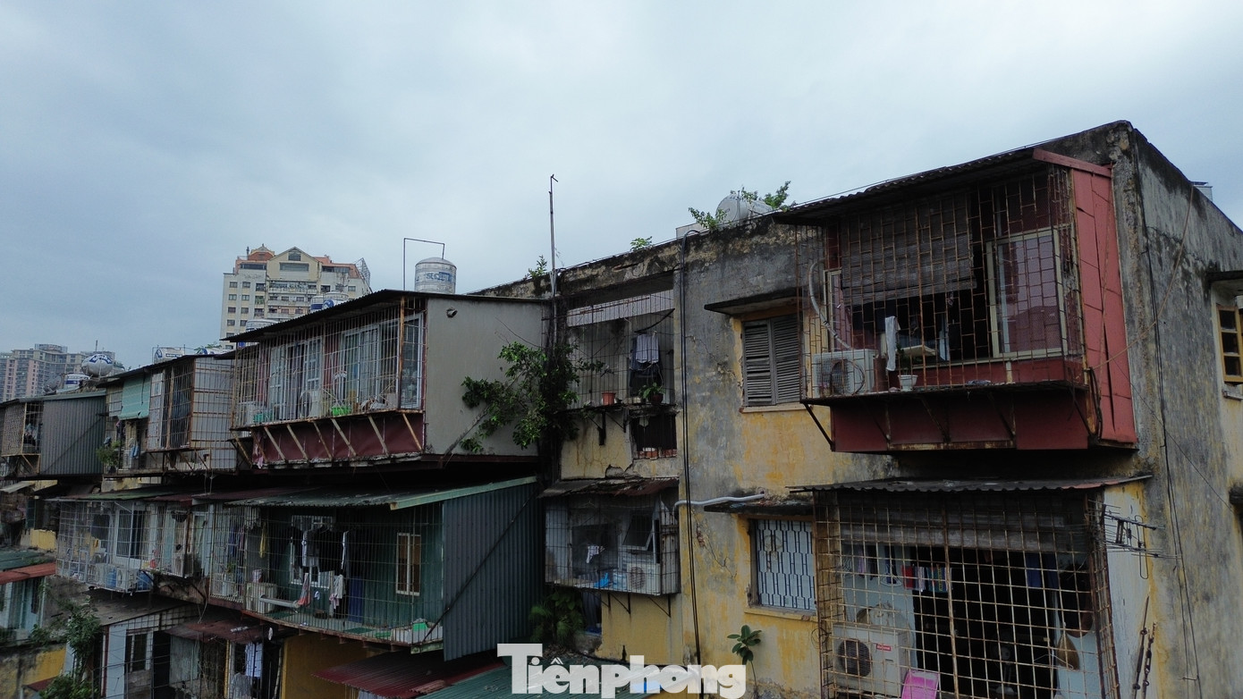 Tại các khu tập thể cũ ở nội đô, hầu hết các căn hộ đều cơ nới làm chuồng cọp để tăng diện tích sử dụng. Bởi lẽ, diện tích thực nhiều căn hộ chỉ từ 20-40m2 nhưng được cơi nới, làm chuồng cọp đã tăng lên 50-70m2. Tại các khu tập thể cũ ở nội đô, hầu hết các căn hộ đều cơ nới làm chuồng cọp để tăng diện tích sử dụng. Bởi lẽ, diện tích thực nhiều căn hộ chỉ từ 20-40m2 nhưng được cơi nới, làm chuồng cọp đã tăng lên 50-70m2.