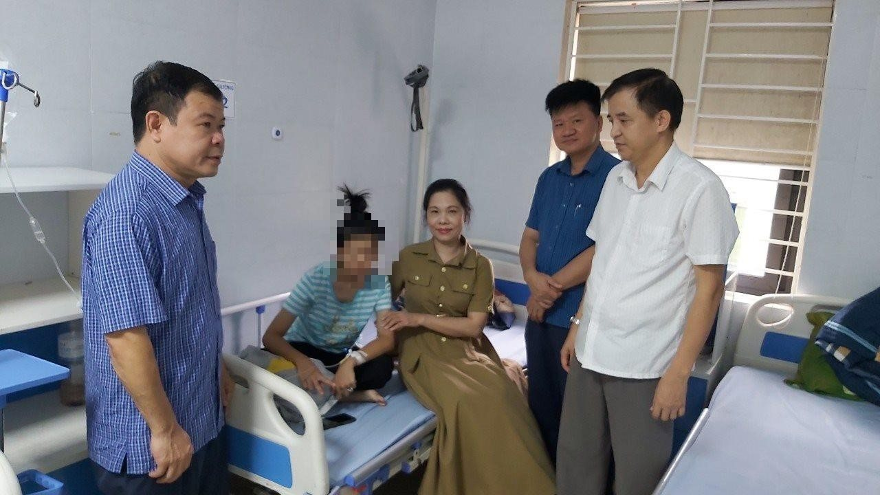 Cơ quan chức năng huyện Chương Mỹ đến thăm, động viên cháu N.T.T tại Bệnh viện (ảnh: Bảo Châu)